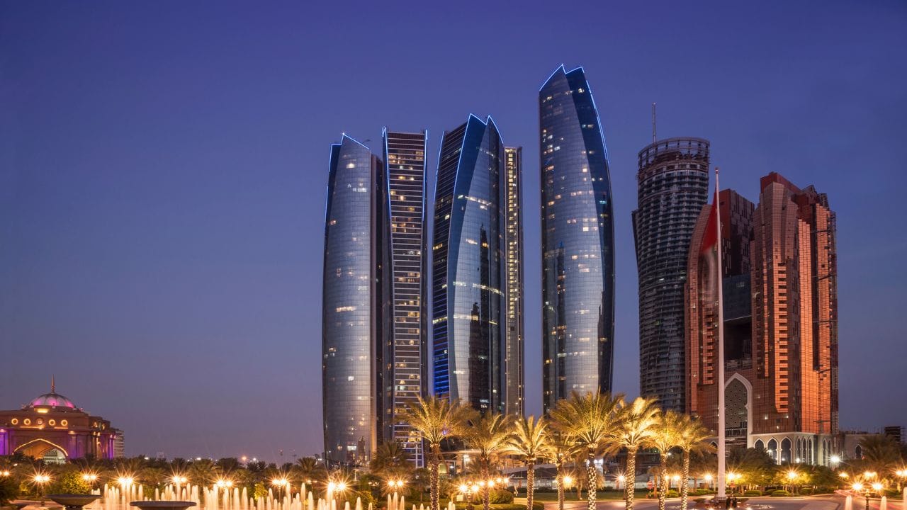 MoHRE പുറത്തിറക്കിയ സര്‍ക്കുലര്‍ പ്രകാരം, 2026 ജനുവരി 1 വ്യാഴാഴ്ച, യുഎഇയിലുടനീളമുള്ള സ്വകാര്യ മേഖലയിലെ എല്ലാ ജീവനക്കാര്‍ക്കും ശമ്പളത്തോടെയുള്ള അവധിയാണെന്ന് വ്യക്തമാക്കുന്നു. 

