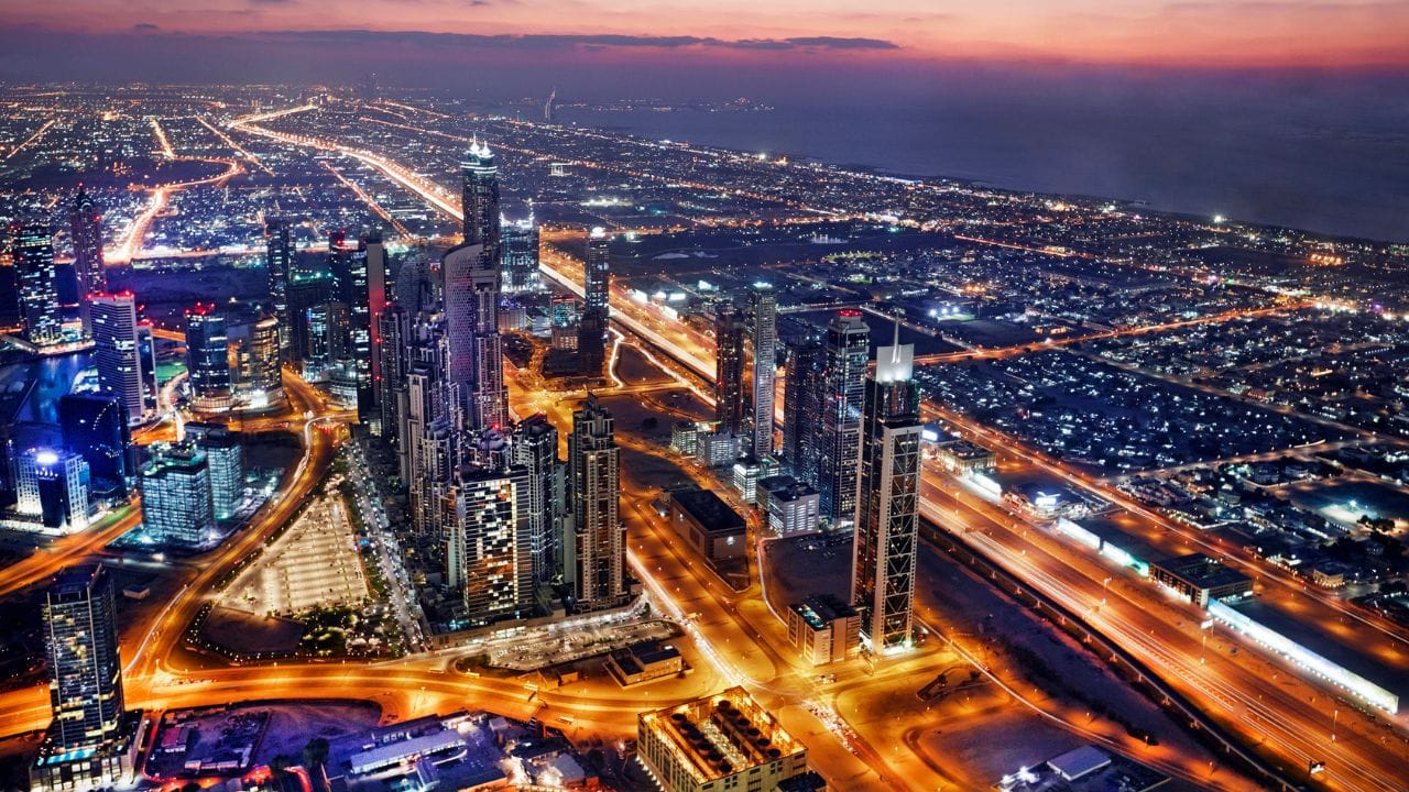 പൊടിപടലങ്ങള്‍ നിറഞ്ഞ അന്തരീക്ഷമാണെങ്കിലും യുഎഇയില്‍ മഴയ്ക്ക് സാധ്യതയുണ്ടെന്ന് അധികൃതര്‍ അറിയിക്കുന്നു.