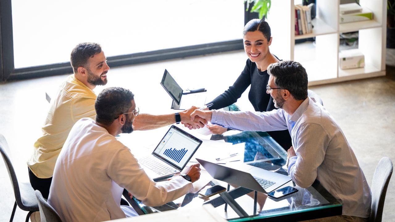 ജനുവരി 1 ഗ്രിഗോറിയന്‍ കലണ്ടര്‍ പ്രകാരം അവധി ദിവസമാണ്. ഈദുല്‍ ഫിത്തര്‍, അറഫാത്ത് ദിനം, ഈദുല്‍ അദ്ഹ, ഇസ്ലാമിക പുതുവത്സരം, ദേശീയ ദിനം എന്നിവയാണ് മറ്റ് വാര്‍ഷിക അവധി ദിനങ്ങള്‍.