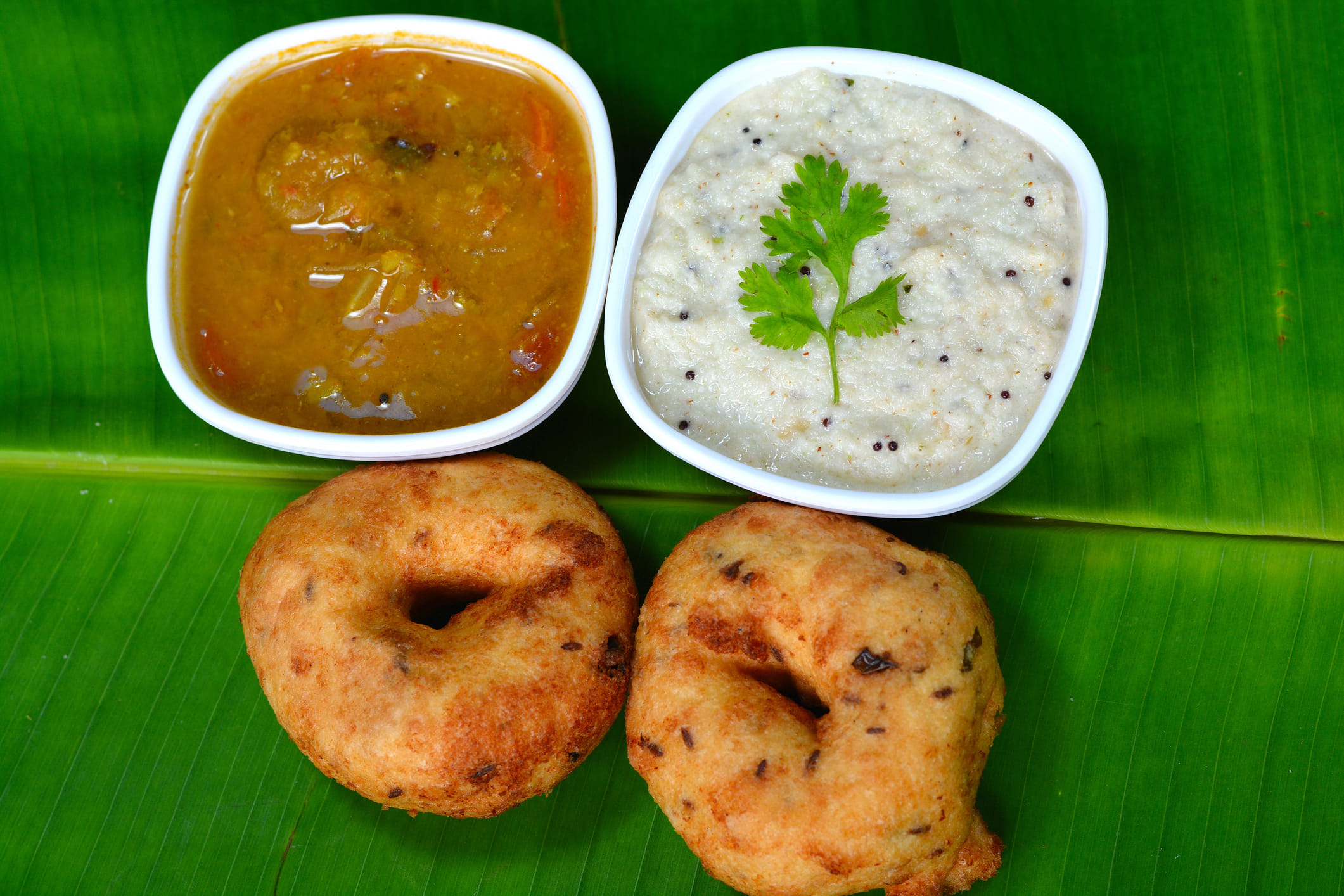 എന്നാൽ ഇന്ന് ചായക്കടകളില്‍ കിട്ടുന്ന അതേ രുചിയില്‍ മൊരിഞ്ഞ ഉഴുന്നുവട തയ്യാറാക്കിയാലോ? അതും സിമ്പിളായി.നല്ല കിടിലന്‍ ക്രിസ്പി ഉഴുന്നുവട തയ്യാറാക്കുന്നത് എങ്ങനെയെന്ന് നോക്കാം.
