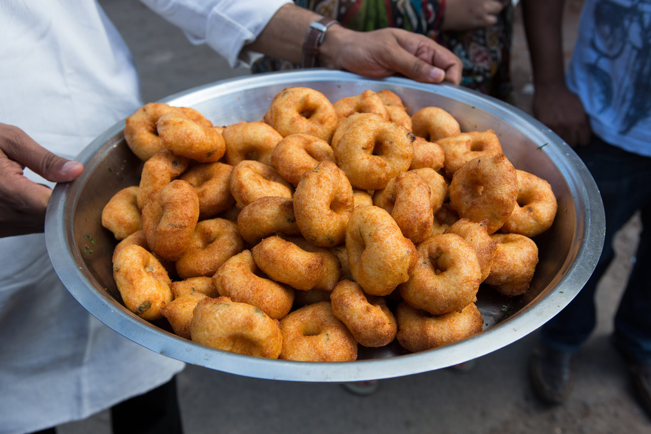 ചേരുവകള്‍: ഉഴുന്ന് പരിപ്പ് – 2 കപ്പ്, വെള്ളം,വറുത്ത അരിപ്പൊടി – 1/4 കപ്പ്, ഉപ്പ് – ആവശ്യത്തിന്, കായപ്പൊടി – 1/2 ടീസ്പൂണ്‍,സവാള – അര കഷ്ണം, പച്ചമുളക് – 1,  വറ്റല്‍മുളക് – 1 എണ്ണം , കുരുമുളക് – 1 ടീസ്പൂണ്‍ ചതച്ചത്, കറിവേപ്പില – 2 തണ്ട് , ഇഞ്ചി – 1 കഷണം, , എണ്ണ– വറുക്കാന്‍ ആവശ്യത്തിന്
