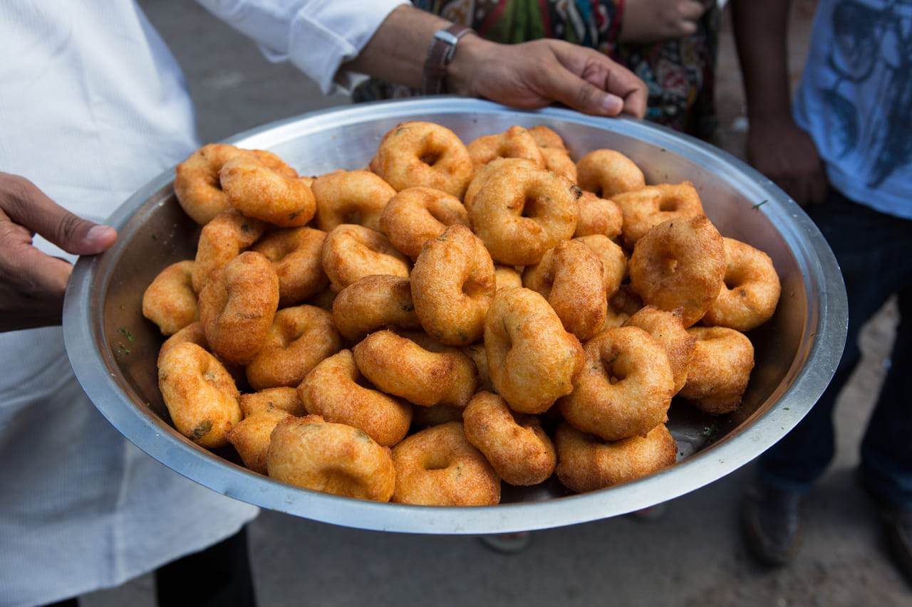 ചേരുവകള്‍: ഉഴുന്ന് പരിപ്പ് – 2 കപ്പ്, വെള്ളം,വറുത്ത അരിപ്പൊടി – 1/4 കപ്പ്, ഉപ്പ് – ആവശ്യത്തിന്, കായപ്പൊടി – 1/2 ടീസ്പൂണ്‍,സവാള – അര കഷ്ണം, പച്ചമുളക് – 1,  വറ്റല്‍മുളക് – 1 എണ്ണം , കുരുമുളക് – 1 ടീസ്പൂണ്‍ ചതച്ചത്, കറിവേപ്പില – 2 തണ്ട് , ഇഞ്ചി – 1 കഷണം, , എണ്ണ– വറുക്കാന്‍ ആവശ്യത്തിന്