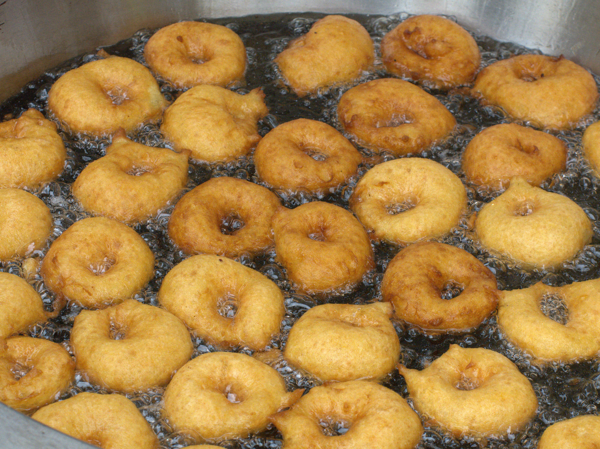 തയ്യാറാക്കുന്ന വിധം: പലഹാരം തയ്യാറാക്കാനായി എടുത്ത് വച്ചിരിക്കുന്ന ഉഴുന്ന് കഴുകി ഒരു മണിക്കൂര്‍ കുതിരാന്‍ വയ്ക്കുക. ശേഷം ഇത് നന്നായി മിക്സിയിൽ അരച്ചെടുക്കുക. തുടർന്ന് ഈ മാവ് 5 മിനിറ്റ് അടിച്ചു പതപ്പിച്ച ശേഷം 5 മണിക്കൂര്‍ പുളിക്കാനായി മാറ്റിവയ്ക്കുക. 
