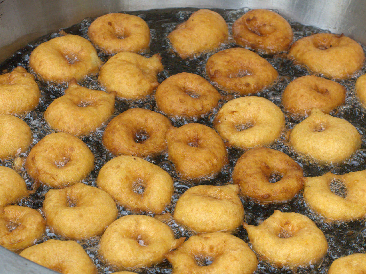 തയ്യാറാക്കുന്ന വിധം: പലഹാരം തയ്യാറാക്കാനായി എടുത്ത് വച്ചിരിക്കുന്ന ഉഴുന്ന് കഴുകി ഒരു മണിക്കൂര്‍ കുതിരാന്‍ വയ്ക്കുക. ശേഷം ഇത് നന്നായി മിക്സിയിൽ അരച്ചെടുക്കുക. തുടർന്ന് ഈ മാവ് 5 മിനിറ്റ് അടിച്ചു പതപ്പിച്ച ശേഷം 5 മണിക്കൂര്‍ പുളിക്കാനായി മാറ്റിവയ്ക്കുക.