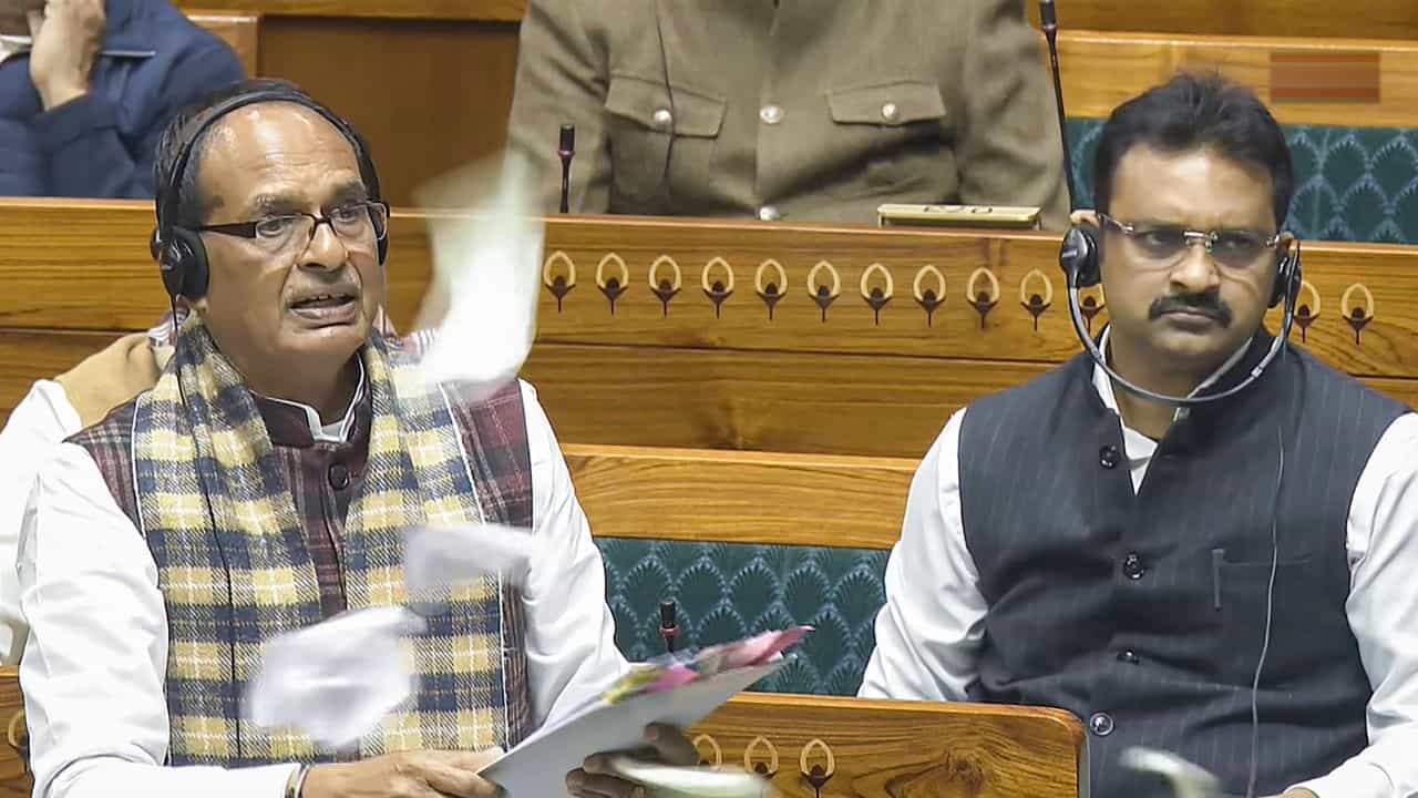 VB-G RAM G: വിബി ജി റാം ജി ബില്‍ പാസാക്കി ലോക്‌സഭ; പകര്‍പ്പ് കീറിയെറിഞ്ഞ് പ്രതിപക്ഷം