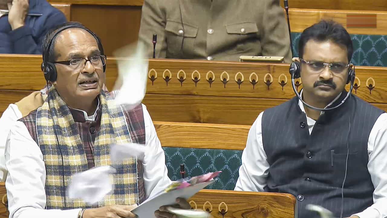 VB-G RAM G: വിബി ജി റാം ജി ബില് പാസാക്കി ലോക്സഭ; പകര്പ്പ് കീറിയെറിഞ്ഞ് പ്രതിപക്ഷം VB-G RAM G: വിബി ജി റാം ജി ബില് പാസാക്കി ലോക്സഭ; പകര്പ്പ് കീറിയെറിഞ്ഞ് പ്രതിപക്ഷം