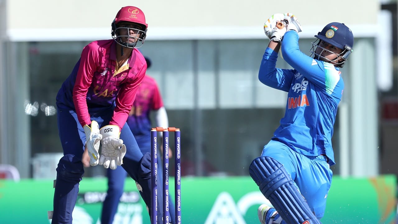 95 പന്തില് 171 റണ്സ് നേടിയ 14കാരന് വൈഭവ് സൂര്യവംശിയാണ് കളിയിലെ താരം. താരം 14 സിക്സറുകളും ഒമ്പത് ഫോറുകളും പായിച്ചു. ഇരട്ട സെഞ്ചുറിക്ക് 29 റണ്സ് അകലെ ഉദ്ദിഷ് സുരി ക്ലീന് ബൗള്ഡ് ചെയ്യുകയായിരുന്നു (Image Credits: Indian Cricket Team-Facebook)