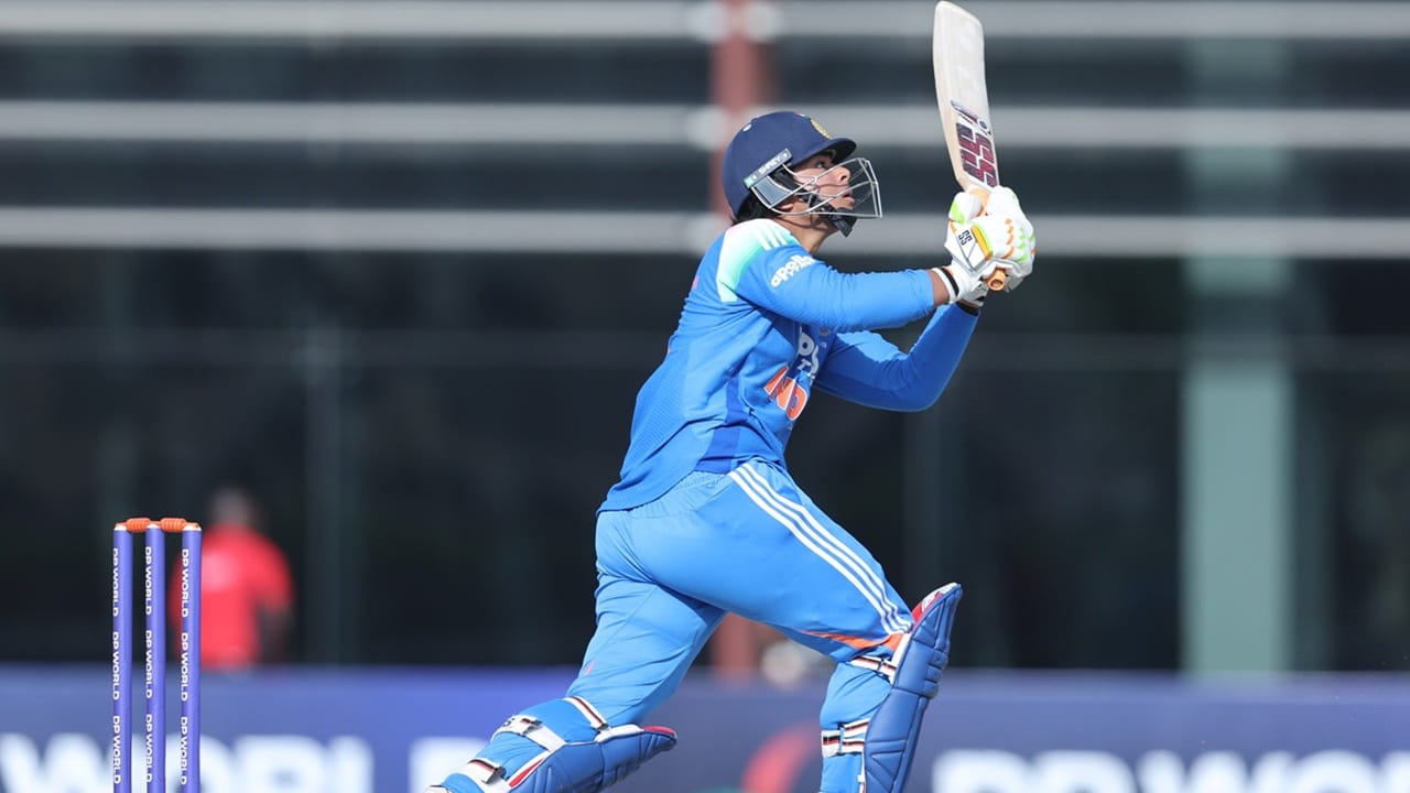 യുഎഇയ്ക്ക് വേണ്ടി പുറത്താകാതെ 106 പന്തില്‍ 78 റണ്‍സ് നേടിയ ഉദ്ദിഷ് സുരിക്കും, 87 പന്തില്‍ 50 റണ്‍സ് നേടിയ പൃഥി മധുവിനും മാത്രമേ പിടിച്ചുനില്‍ക്കാനായുള്ളൂ. ഇന്ത്യയ്ക്ക് വേണ്ടി ദീപേഷ് ദേവേന്ദ്രന്‍ രണ്ട് വിക്കറ്റും, കിഷന്‍ കുമാര്‍ സിങ്, ഹെനില്‍ പട്ടേല്‍, ഖിലന്‍ പട്ടേല്‍, വിഹാന്‍ മല്‍ഹോത്ര എന്നിവര്‍ ഓരോ വിക്കറ്റ് വീതവും സ്വന്തമാക്കി (Image Credits: Indian Cricket Team-Facebook)