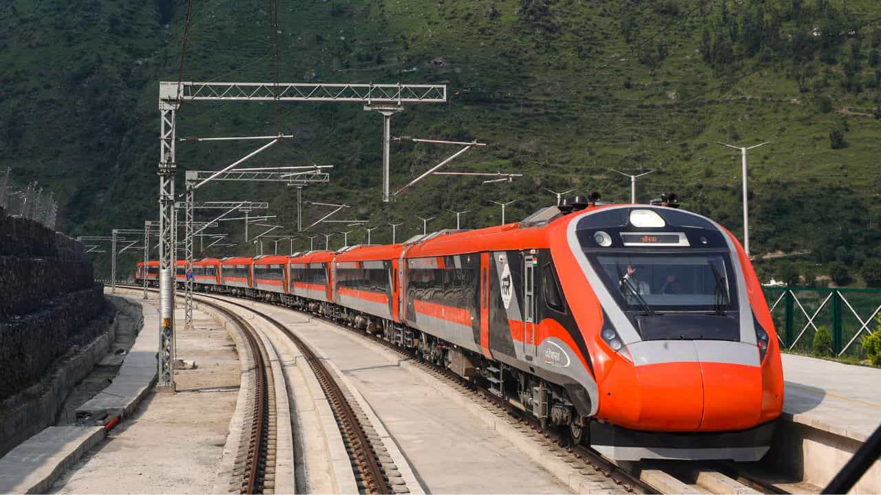 Vande Bharat: വന്ദേ ഭാരത് സ്ലീപ്പര് ട്രെയിനെത്തുന്നു; മലയാളികള്ക്കും സുഗമമായ യാത്ര ഉറപ്പ് Vande Bharat: വന്ദേ ഭാരത് സ്ലീപ്പര് ട്രെയിനെത്തുന്നു; മലയാളികള്ക്കും സുഗമമായ യാത്ര ഉറപ്പ്