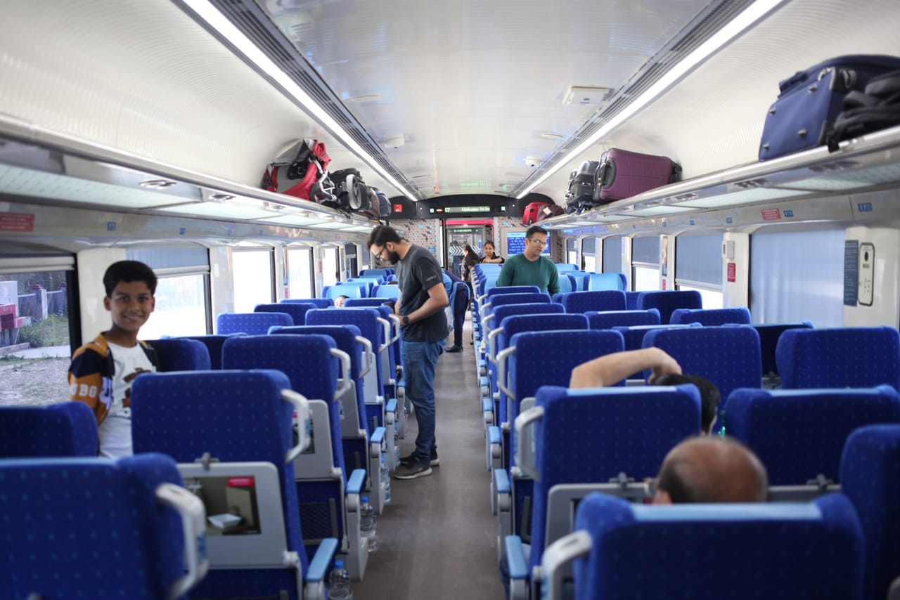 വന്ദേ ഭാരത് ട്രെയിനുകളിൽ ആ പ്രദേശത്തെ തനതായ വിഭവങ്ങൾ നൽകാൻ കേന്ദ്ര മന്ത്രി ഉദ്യോഗസ്ഥർക്ക് നിർദ്ദേശം നൽകി. ഈ സൗകര്യം ഭാവിയിൽ എല്ലാ ട്രെയിനുകളിലേക്കും ക്രമേണ വിപുലീകരിക്കുമെന്നു റെയിൽവേ മന്ത്രാലയം പുറത്തിറക്കിയ പ്രസ്താവനയിൽ അറിയിച്ചു.