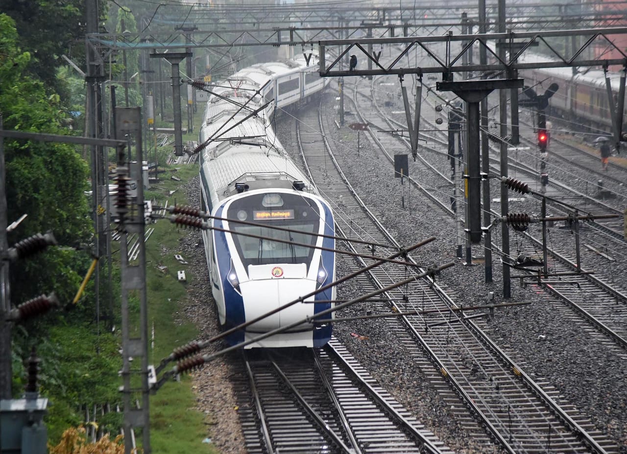 റെയിൽവേ മന്ത്രി അശ്വിനി വൈഷ്ണവിന്റെ അധ്യക്ഷതയിൽ ചേർന്ന യോഗത്തിലാണ് തീരുമാനം. റെയിൽവേ ഭവനിൽ നടന്ന യോഗത്തിൽ റെയിൽവേ സഹമന്ത്രി രവ്നീത് സിംഗ് ബിട്ടുവും പങ്കെടുത്തു.