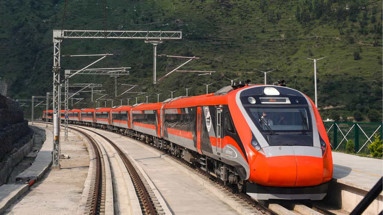 Vande Bharat Express: ഒന്നല്ല മൂന്ന് വന്ദേഭാരത് വേണം, കേരളത്തിനും നേട്ടം Vande Bharat Express: ഒന്നല്ല മൂന്ന് വന്ദേഭാരത് വേണം, കേരളത്തിനും നേട്ടം