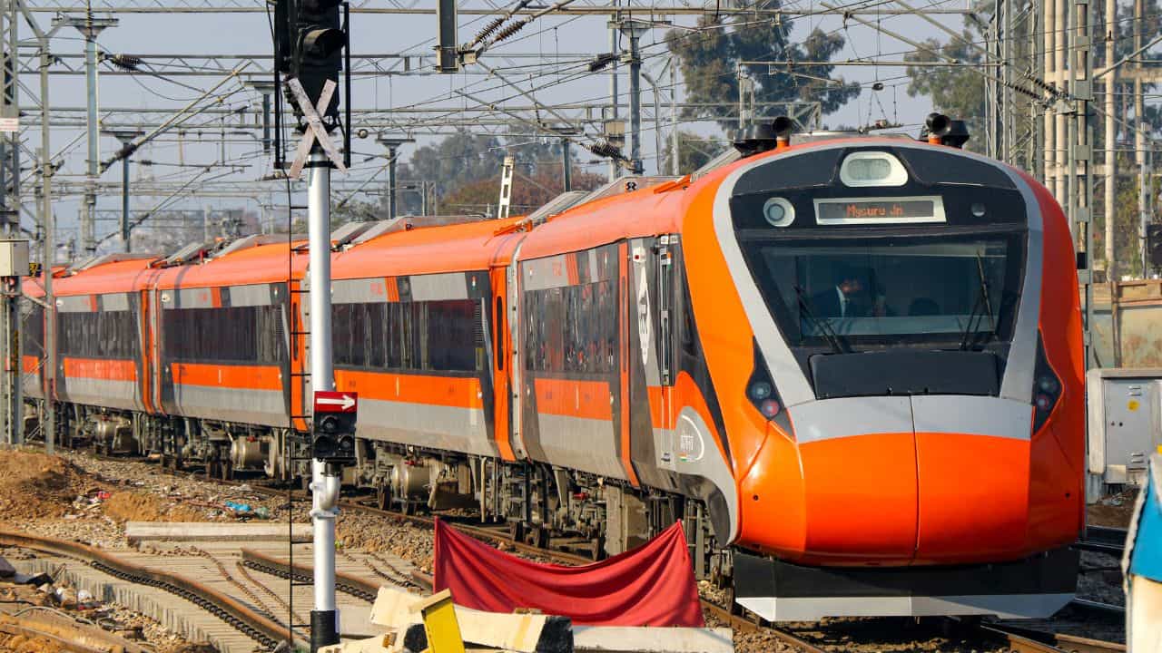 Vande Bharat Ticket Booking: യാത്ര പുറപ്പെടാൻ 15 മിനിറ്റ് ബാക്കിയുണ്ടോ... വന്ദേഭാരത് ടിക്കറ്റ് ഈസിയായി കിട്ടും