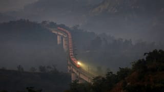 Bluetooth Earphones: ബ്ലൂടൂത്ത് ഇയർഫോൺ ഉപയോ​ഗം അപകടകമോ…; കാൻസർ സാധ്യത സത്യമോ, ന്യൂറോസർജൻ പറയുന്നു