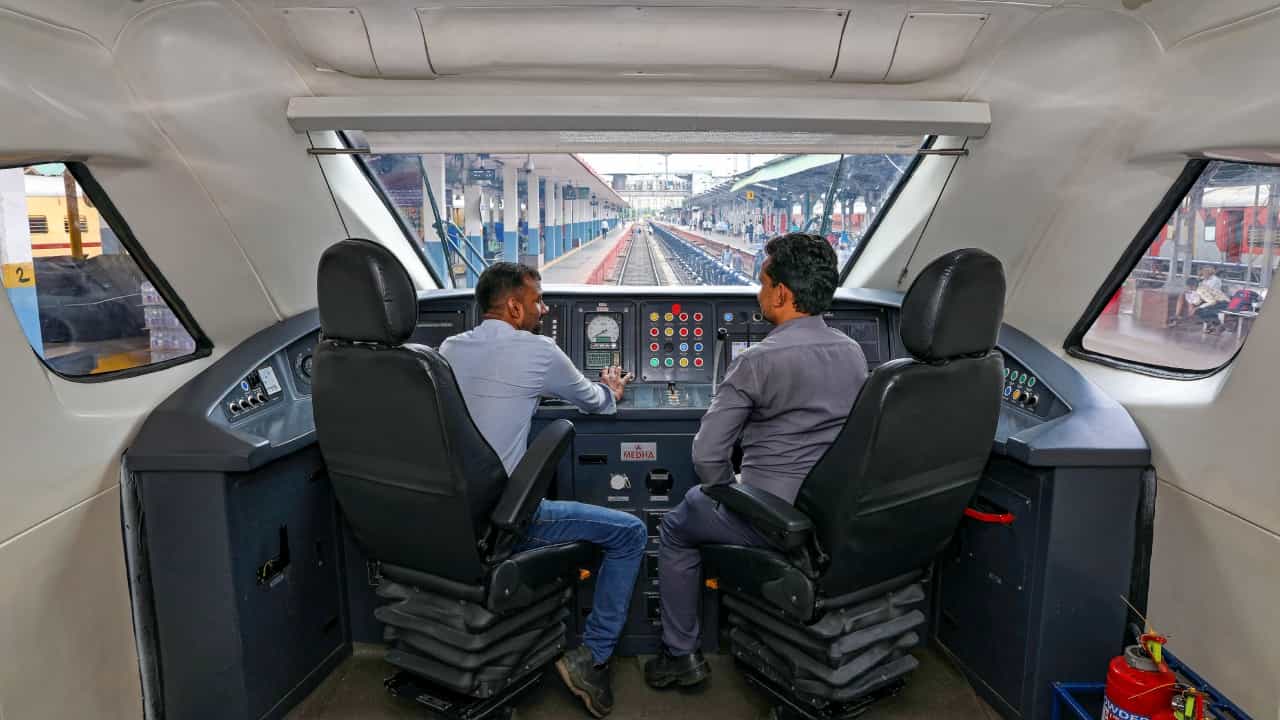 Vande Bharat Train: വന്ദേഭാരതിലെ യൂണിഫോം വ്യത്യസ്തമായിരിക്കാനുള്ള കാരണമെന്ത്?; അതിന് പിന്നിൽ പ്രീമിയം ലേബൽ Vande Bharat Train: വന്ദേഭാരതിലെ യൂണിഫോം വ്യത്യസ്തമായിരിക്കാനുള്ള കാരണമെന്ത്?; അതിന് പിന്നിൽ പ്രീമിയം ലേബൽ