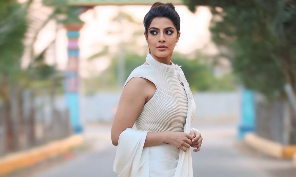 കോടതിവിധി അനുസരിച്ച് മാസംതോറും നിശ്ചിത ദിവസങ്ങളിൽ മാത്രമാണ് തനിക്ക് അച്ഛനെ കാണാൻ അനുവാദം ഉണ്ടായിരുന്നത്. എന്നാൽ അക്കാലത്ത് തന്റെ അമ്മയാണ് തനിക്ക് അച്ഛനോടുള്ള അടുപ്പം വർദ്ധിക്കുവാൻ കാരണം. തന്നെ പലപ്പോഴായി അച്ഛന്റെ പക്കലേക്ക് പറഞ്ഞു വിടുമായിരുന്നു എന്നും വരലക്ഷ്മി ഓർക്കുന്നു. രാധികയെ താൻ 'അമ്മ' എന്ന് വിളിക്കാത്തതിന്റെ കാരണവും താരം വ്യക്തമാക്കി. തനിക്ക് ഒരേയൊരു അമ്മയേ ഉള്ളൂവെന്നും അത് ഛായയാണെന്നും രാധിക തനിക്ക് എപ്പോഴും 'ആന്റി' തന്നെയായിരിക്കുമെന്നും വരലക്ഷ്മി പറഞ്ഞു.(PHOTO: INSTAGRAM)

