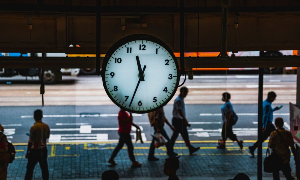 സമയത്തെ അടിസ്ഥാനപ്പെടുത്തിയാണ് ഒരു മനുഷ്യന്റെ ജീവിതം. ഓരോ കാര്യങ്ങൾക്കും അതിന്റെതായ സമയമുണ്ട് എന്നപോലെ. ജീവിതത്തിലെ ഓരോ കാര്യങ്ങളും സമയത്ത് അടിസ്ഥാനം പെടുത്തി പൂർത്തിയാക്കുന്ന വരും ആരംഭിക്കുന്നവരും ആണ് നമ്മൾ. ഒരു വ്യക്തിയുടെ ഒരു ദിവസം ആരംഭിക്കുന്നത് വീട്ടിൽ നിന്നാണ്. (PHOTO: GETTY IMAGES)