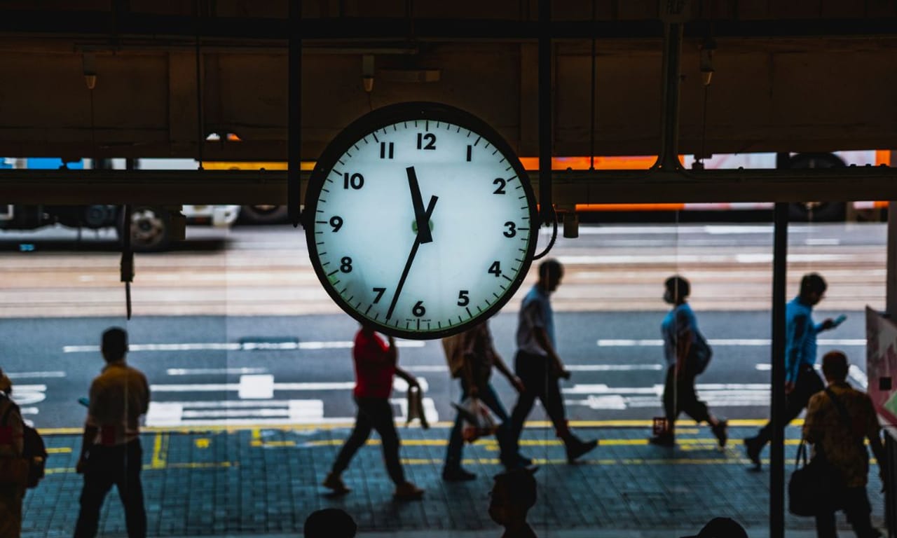 
സമയത്തെ അടിസ്ഥാനപ്പെടുത്തിയാണ് ഒരു മനുഷ്യന്റെ ജീവിതം. ഓരോ കാര്യങ്ങൾക്കും അതിന്റെതായ സമയമുണ്ട് എന്നപോലെ. ജീവിതത്തിലെ ഓരോ കാര്യങ്ങളും സമയത്ത് അടിസ്ഥാനം പെടുത്തി പൂർത്തിയാക്കുന്ന വരും ആരംഭിക്കുന്നവരും ആണ് നമ്മൾ. ഒരു വ്യക്തിയുടെ ഒരു ദിവസം ആരംഭിക്കുന്നത് വീട്ടിൽ നിന്നാണ്. (PHOTO: GETTY IMAGES)