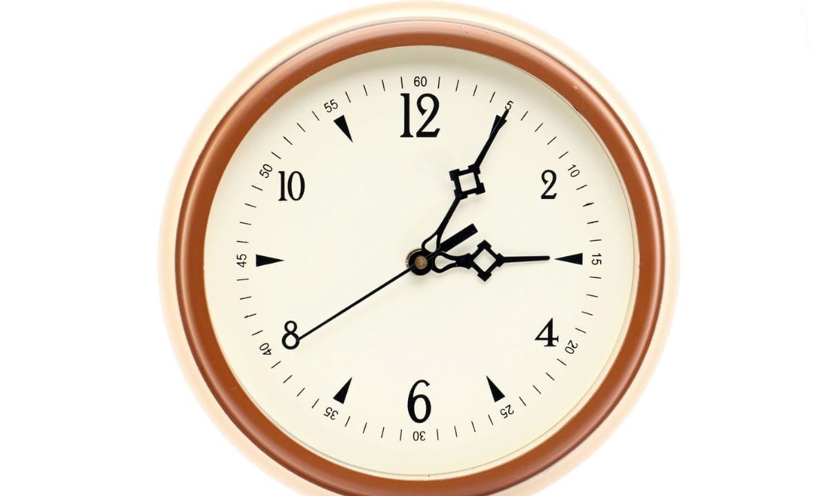 ഡ്രോയിംഗ് റൂമിന്റെ കിഴക്ക്, പടിഞ്ഞാറ് അല്ലെങ്കിൽ വടക്ക് ദിശയിൽ പെൻഡുലം ക്ലോക്ക് സ്ഥാപിക്കുന്നത് ശുഭകരമാണെന്ന് വാസ്തു ശാസ്ത്രത്തിൽ പറയുന്നു. കിടപ്പുമുറിയിലെ ക്ലോക്ക് കിടക്കയ്ക്ക് മുന്നിലോ ഹെഡ്‌ബോർഡിന് പിന്നിലോ നേരിട്ട് വയ്ക്കരുത്, ക്ലോക്കിന് മുന്നിൽ ഒരു കണ്ണാടി ഉണ്ടായിരിക്കരുത് എന്ന് ഓർമ്മിക്കുക.  (PHOTO: GETTY IMAGES)