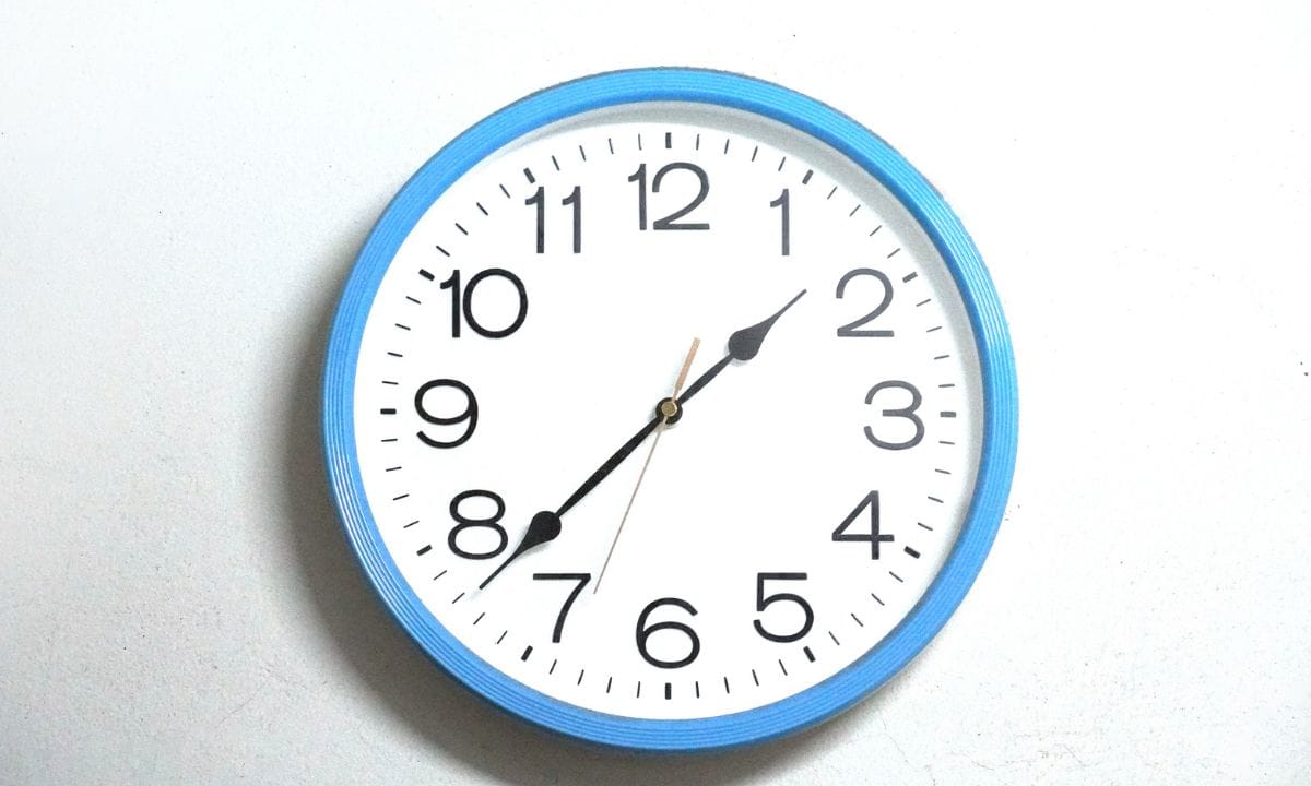 കിഴക്ക് ഉദയസൂര്യനുമായി ബന്ധപ്പെട്ടിരിക്കുന്നു. ഈ ദിശകൾ പോസിറ്റീവിറ്റിയുടെ പ്രതീകങ്ങളായി കണക്കാക്കപ്പെടുന്നു. അതിനാൽ, ഈ ദിശകളിൽ ഒരു ചുമർ ഘടികാരം സ്ഥാപിക്കുന്നത് ജീവിതത്തിൽ പോസിറ്റീവ് ഫലങ്ങൾ നൽകും. (PHOTO: GETTY IMAGES)