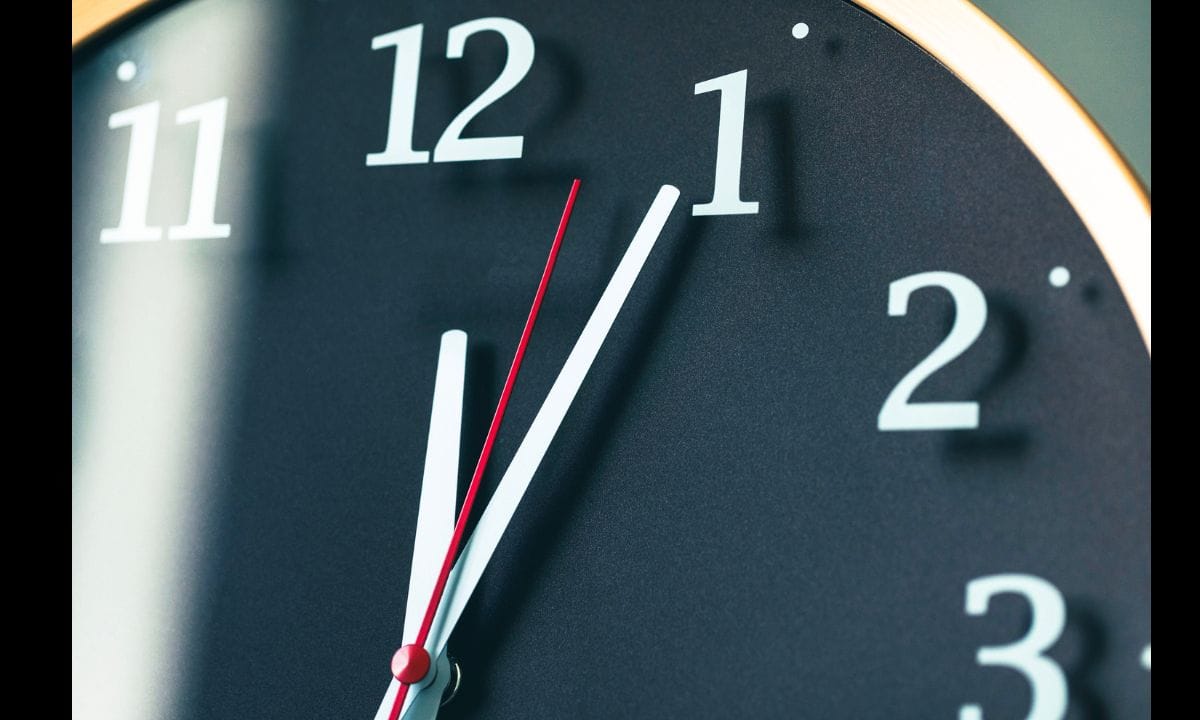 ഇങ്ങനെ ചെയ്യുന്നത് ജീവിതത്തിൽ സന്തോഷവും സമൃദ്ധിയും നിലനിർത്തുന്നു.വീട്ടിൽ സ്ഥാപിക്കുന്ന ഘടികാരങ്ങൾ എപ്പോഴും വടക്കോ കിഴക്കോ അഭിമുഖമായി വയ്ക്കണമെന്ന് വാസ്തു ശാസ്ത്രം നിർദ്ദേശിക്കുന്നു. സമ്പത്തിന്റെ ദേവനായ കുബേരന്റെ വാസസ്ഥലമായാണ് വടക്ക് കണക്കാക്കുന്നത്.  (PHOTO: GETTY IMAGES)