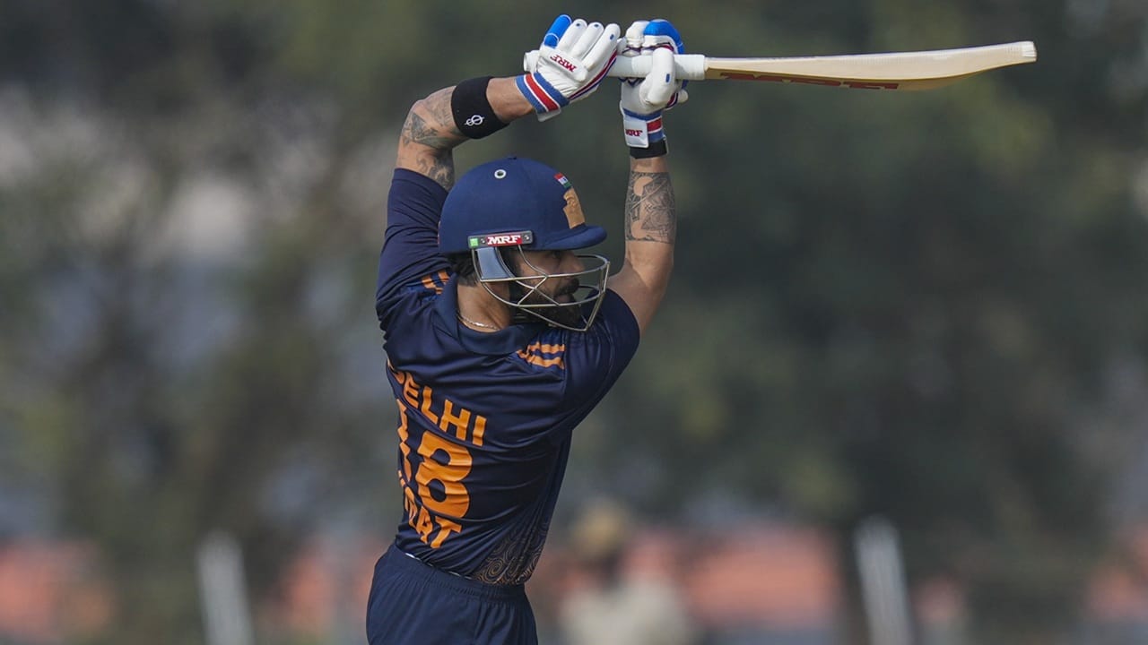 13 ഫോറും ഒരു സിക്‌സറും അടങ്ങുന്നതായിരുന്നു കോഹ്ലിയുടെ പ്രകടനം. വിശാല്‍ ജയ്‌സ്വാളിന്റെ പന്തില്‍ കീപ്പര്‍ ഉര്‍വിള്‍ പട്ടേല്‍ സ്റ്റമ്പ് ഔട്ട് ചെയ്യുകയായിരുന്നു. ടോസ് നേടിയ ഗുജറാത്ത് ഡല്‍ഹിയെ ബാറ്റിങിന് അയയ്ക്കുകയായിരുന്നു  (Image Credits: PTI)