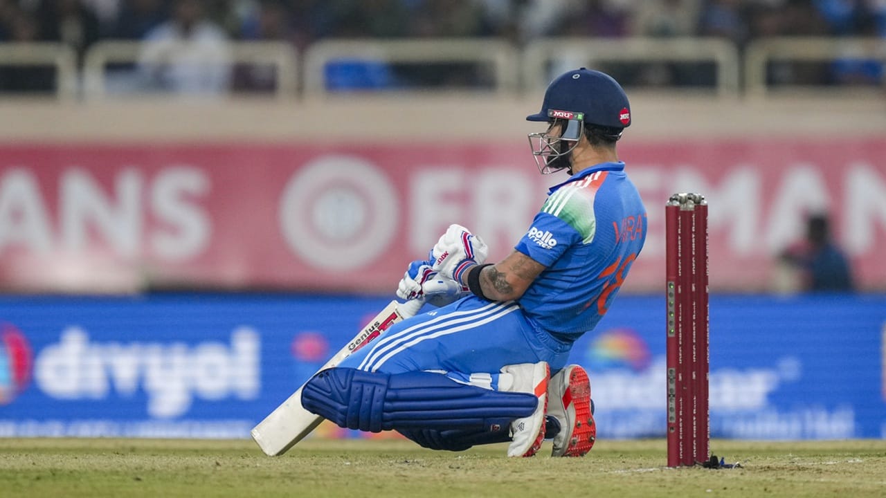 എന്നാല്‍ ഏകദിനത്തില്‍ നേടിയ സെഞ്ചുറിയോടെ താരം ടെസ്റ്റ് ക്രിക്കറ്റിലേക്ക് തിരിച്ചെത്തുമോയെന്ന ചോദ്യമുയര്‍ന്നു. വിരമിക്കല്‍ തീരുമാനം പുനഃപരിശോധിക്കണമെന്ന് ബിസിസിഐ കോഹ്ലിയോട് ആവശ്യപ്പെട്ടതായി അഭ്യൂഹവുമുയര്‍ന്നു. എന്നാല്‍ ഇതിന് സ്ഥിരീകരണമില്ല (Image Credits: PTI)