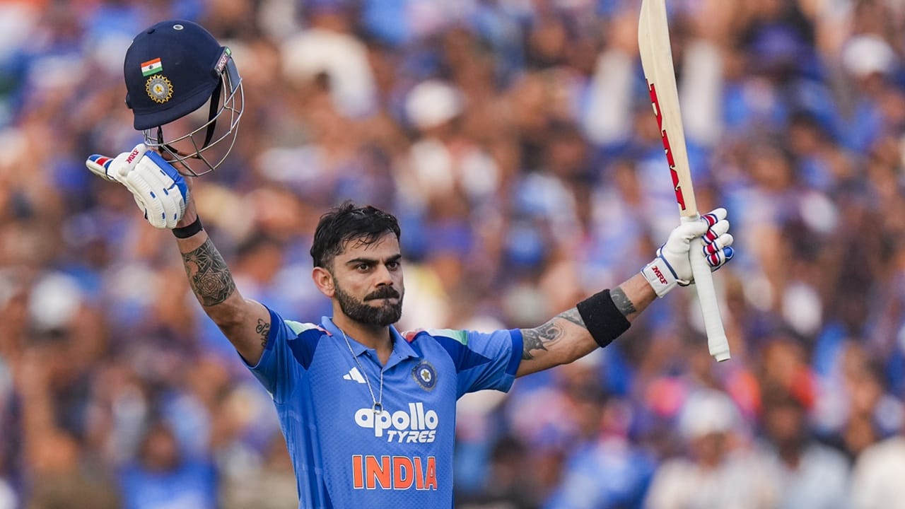 സെഞ്ചുറികള്ക്കൊപ്പം റെക്കോഡുകളും സ്വന്തം പേരില് എഴുതിച്ചേര്ക്കുകയാണ് കോഹ്ലി. ഒറ്റ പൊസിഷനില് ഏറ്റവും കൂടുതല് സെഞ്ചുറികള് നേടിയ താരമെന്ന റെക്കോഡാണ് കോഹ്ലി സ്വന്തമാക്കിയത്. സച്ചിന് തെണ്ടുല്ക്കറുടെ റെക്കോഡാണ് തകര്ത്തത് (Image Credits: PTI)