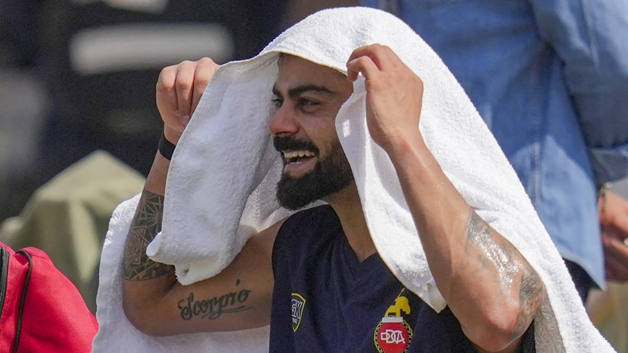 ന്യൂസിലൻഡിനെതിരായ വരാനിരിക്കുന്ന ഏകദിന പരമ്പരയ്ക്കുള്ള തയ്യാറെടുപ്പിന്റെ ഭാഗമായാണ് രോഹിതും വിരാടും വിജയ് ഹസാരെ ട്രോഫി കളിക്കുന്നത്. ഇരുവരും കുറഞ്ഞത് രണ്ട് മത്സരങ്ങളിലെങ്കിലും കളിക്കുമെന്ന് പ്രതീക്ഷിക്കുന്നു. ആഭ്യന്തര ക്രിക്കറ്റിലേക്കുള്ള മടങ്ങിവരവ് ഇരുവരും ഗംഭീരമാക്കുമെന്നാണ് ആരാധകരുടെ പ്രതീക്ഷ  (Image Credits: PTI)