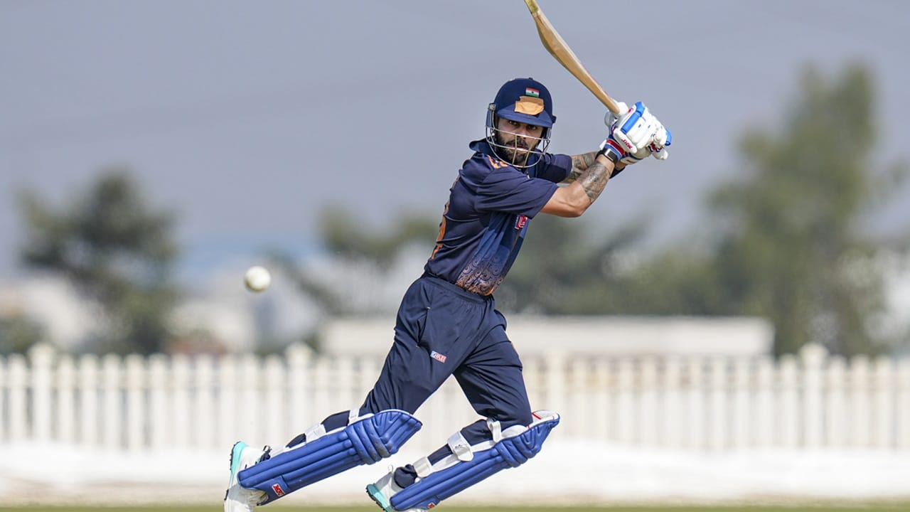 വിജയ് ഹസാരെ ട്രോഫിയില്‍ ഗ്രൂപ്പ് ഘട്ടത്തിലെ രണ്ടാം മത്സരത്തിലും ഫോം തുടര്‍ന്ന് വിരാട് കോഹ്ലി. ഗുജറാത്തിനെതിരെ ഇന്ന് നടന്ന മത്സരത്തില്‍ താരം അര്‍ധ സെഞ്ചുറി നേടി. പുറത്താകാതെ 61 പന്തില്‍ 77 റണ്‍സാണ് കോഹ്ലി അടിച്ചുകൂട്ടിയത് (Image Credits: PTI)