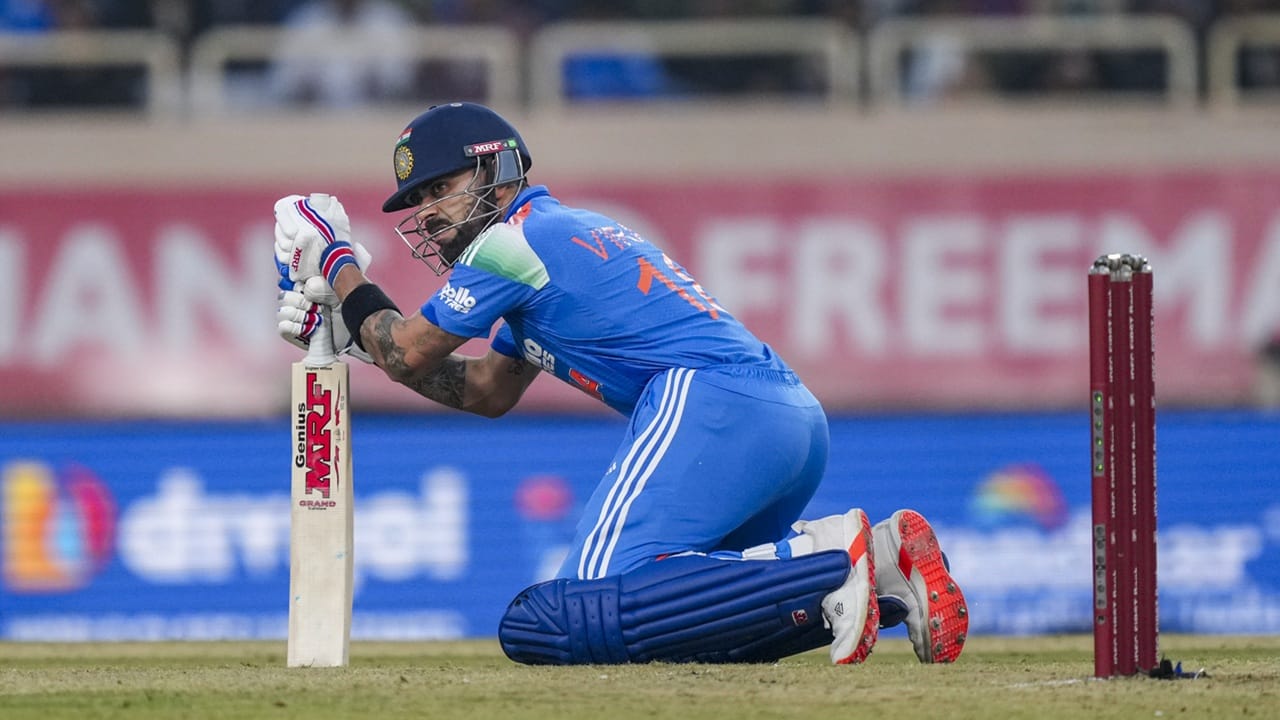 എന്നാല് വിരമിക്കല് തീരുമാനത്തെക്കുറിച്ച് വ്യക്തത വരുത്തി കോഹ്ലി രംഗത്തെത്തി. വിരമിക്കല് തീരുമാനം പുനഃപരിശോധിക്കില്ലെന്ന സൂചനയാണ് കോഹ്ലി നല്കിയത്. റാഞ്ചി ഏകദിനത്തിനു ശേഷം ഹര്ഷ ഭോഗ്ലെയോട് സംസാരിച്ചപ്പോഴാണ് കോഹ്ലിയുടെ പ്രതികരണം (Image Credits: PTI)