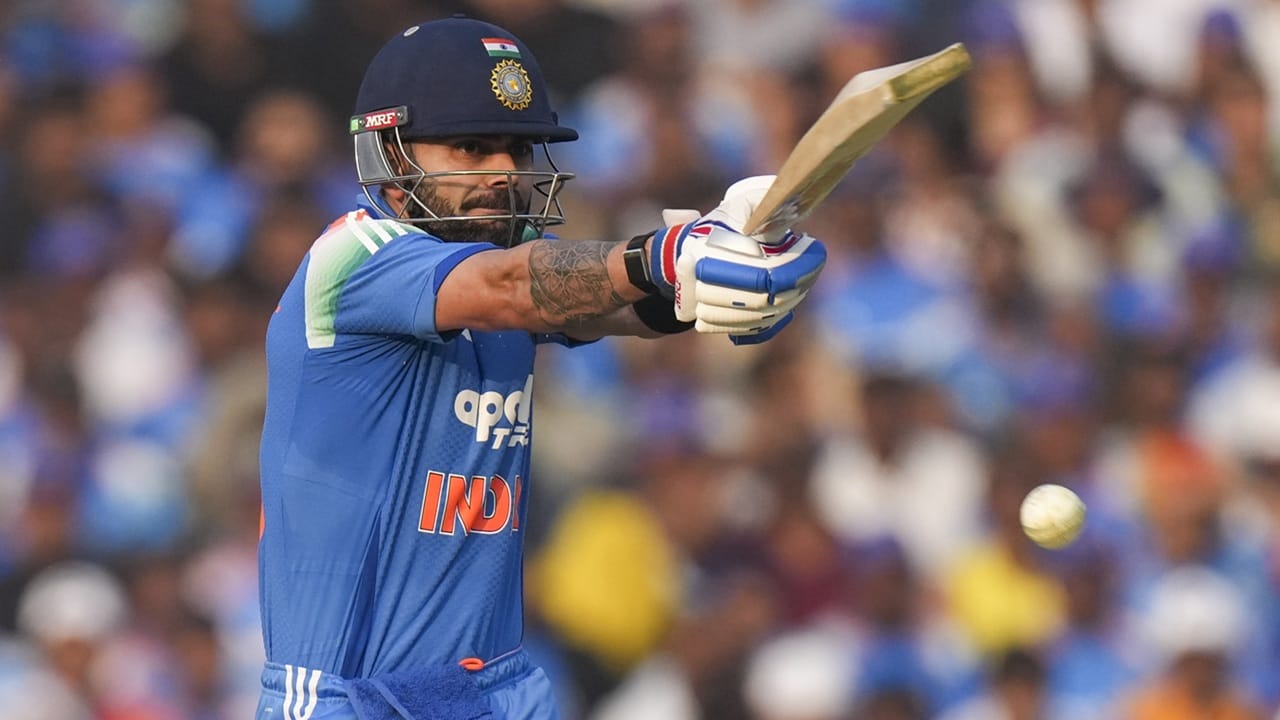 മൂന്നാം നമ്പറില് 46 സെഞ്ചുറികളാണ് കോഹ്ലി ഇതുവരെ നേടിയത്. ഓപ്പണറായി 45 സെഞ്ചുറികളാണ് സച്ചിന് നേടിയത്. റാഞ്ചിയില് സച്ചിന്റെ റെക്കോഡിന് ഒപ്പമെത്തിയ കോഹ്ലി, റായ്പുരില് അത് പഴങ്കഥയാക്കി (Image Credits: PTI)