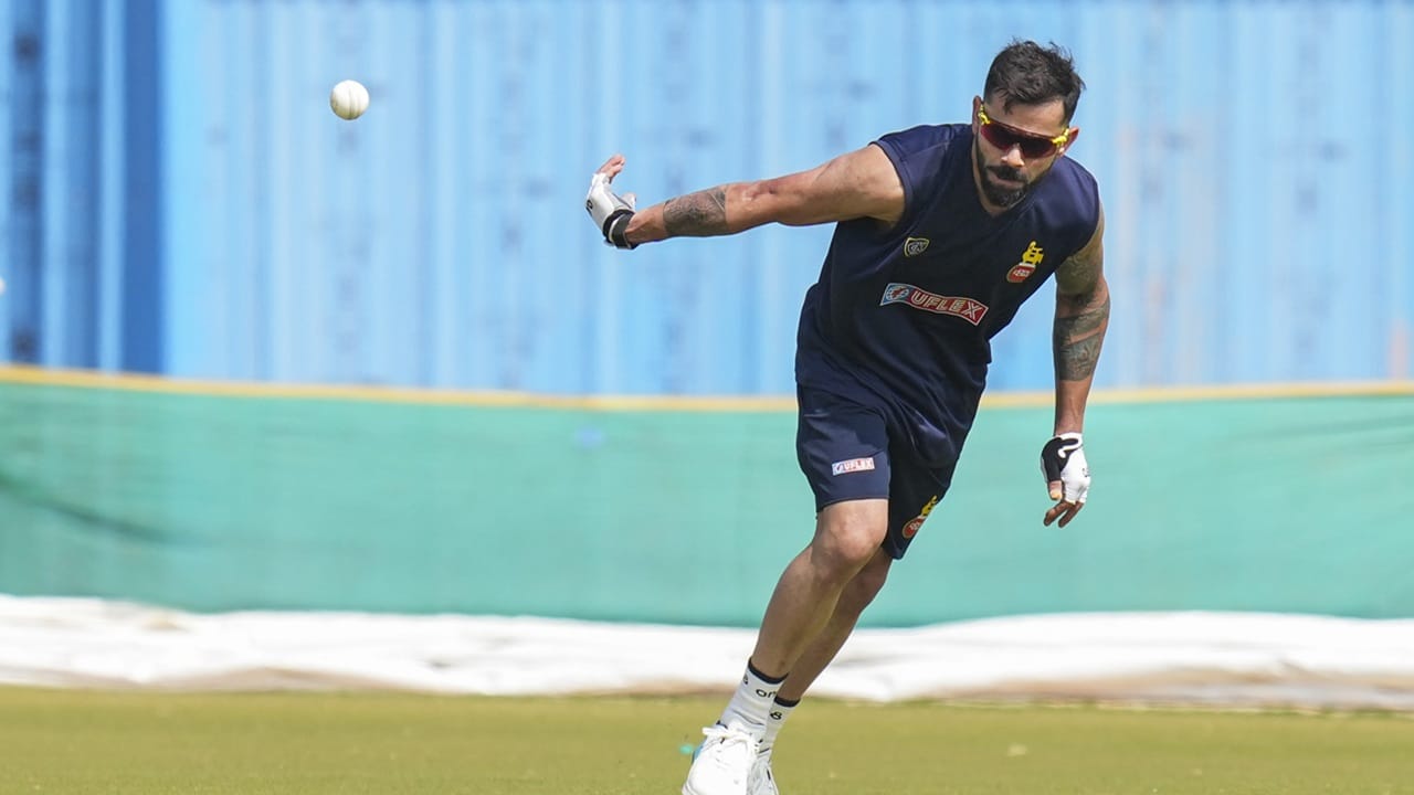 2010-ലാണ് കോഹ്‌ലി അവസാനമായി വിജയ് ഹസാരെ ട്രോഫിയിൽ കളിച്ചത്. ഡല്‍ഹി താരമായ കോഹ്ലി 17 മത്സരങ്ങളിൽ 16 ഇന്നിംഗ്സുകളിൽ നിന്നായി 60.66 ശരാശരിയിൽ 910 റൺസ് നേടിയിട്ടുണ്ട്. നാല് അർദ്ധ സെഞ്ച്വറികളും നാല് സെഞ്ച്വറികളും ഉള്‍പ്പെടുന്നു  (Image Credits: PTI)