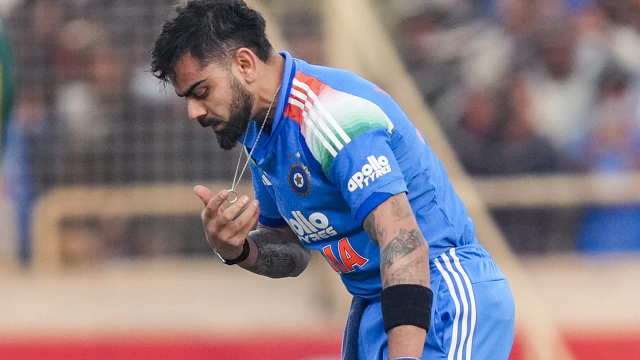 താങ്കള് ഇപ്പോള് ഒരു ഫോര്മാറ്റില് മാത്രമാണല്ലോ കളിക്കുന്നതെന്നും, അത് അങ്ങനെ തന്നെ തുടരുമോയെന്നുമായിരുന്നു ഭോഗ്ലെയുടെ ചോദ്യം. അത് അങ്ങനെ തന്നെ തുടരും. ഒരു ഫോര്മാറ്റിലാകും കളിക്കുകയെന്നായിരുന്നു കോഹ്ലിയുടെ മറുപടി (Image Credits: PTI)