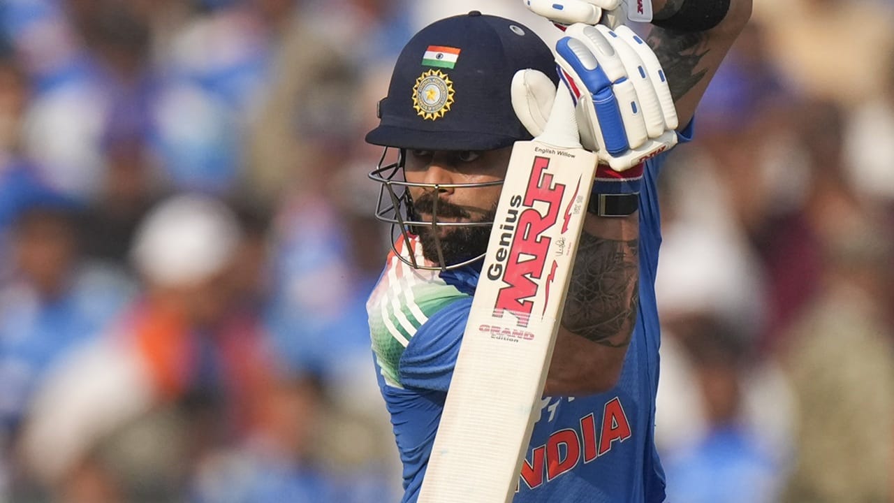 മിന്നും ഫോമിലാണെങ്കിലും 2027ലെ ഏകദിന ലോകകപ്പില് കളിക്കുമോയെന്ന് വ്യക്തമല്ല. കോഹ്ലിയുടെയും, രോഹിത് ശര്മയുടെയും ഏകദിന ഭാവിയെക്കുറിച്ച് ബിസിസിഐ ചര്ച്ച ചെയ്യുന്നുണ്ട്. സീനിയര് താരങ്ങളായ ഇരുവരും പരിശീലകന് ഗൗതം ഗംഭീറും തമ്മില് അസ്വാരസ്യങ്ങള് ഉടലെടുത്തതായും റിപ്പോര്ട്ടുണ്ട് (Image Credits: PTI)