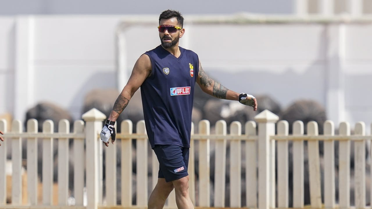 മറ്റൊരു നാഴികക്കല്ലിന്റെ വക്കിലാണ് താരം. സച്ചിൻ ടെണ്ടുൽക്കറിന് ശേഷം ലിസ്റ്റ് എ ക്രിക്കറ്റിൽ 16,000 റൺസ് തികയ്ക്കുന്ന രണ്ടാമത്തെ ഇന്ത്യക്കാരനാകാൻ കോഹ്ലിക്ക്‌ ഒരു റൺസ് മാത്രം മതി. ഇതുവരെ, 342 ലിസ്റ്റ് എ മത്സരങ്ങളിൽ നിന്ന് 57.34 ശരാശരിയിൽ 15,999 റൺസ് കോഹ്ലി നേടിയിട്ടുണ്ട്  (Image Credits: PTI)