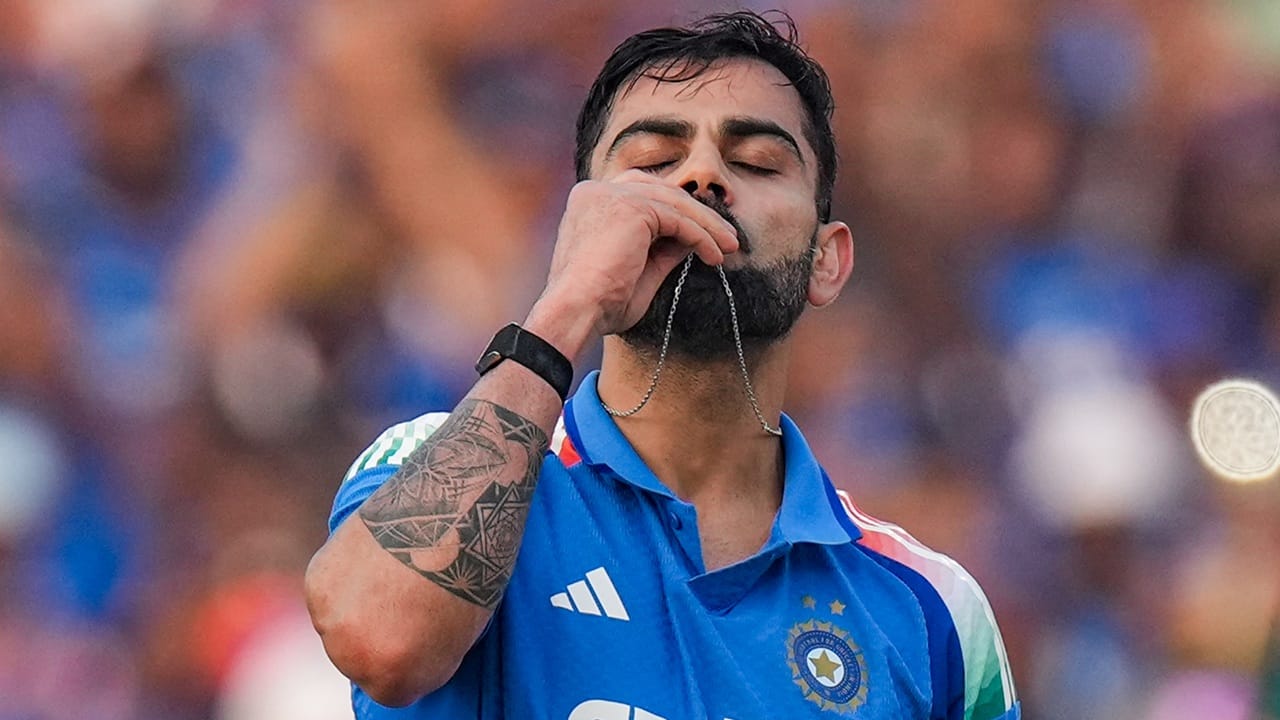 ടി20, ടെസ്റ്റ് ഫോര്മാറ്റുകളില് നിന്ന് വിരമിച്ച ഇരുവരും ഏകദിനത്തില് മാത്രമാണ് ഇപ്പോള് കളിക്കുന്നത്. ദക്ഷിണാഫ്രിക്കയ്ക്കെതിരെ ഡിസംബര് ആറിനാണ് ഏകദിന പരമ്പരയിലെ അവസാന മത്സരം. ഒമ്പതിന് ടി20 പരമ്പര ആരംഭിക്കും (Image Credits: PTI)