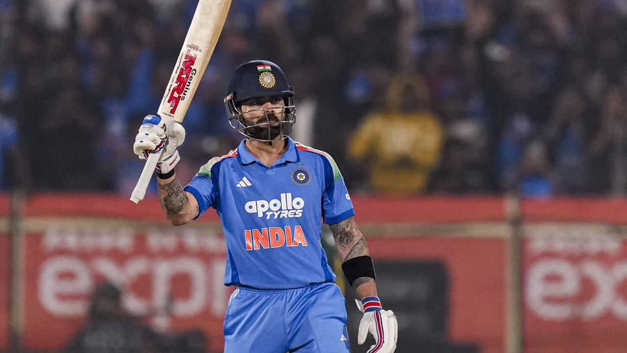 രോഹിതിന്റെയും, കോഹ്ലിയുടെയും കഴിവുകളില് സംശയിക്കരുത്. ടീമിൽ വിരാട് കോഹ്ലിയുടെയും രോഹിത് ശർമ്മയുടെയും സ്ഥാനം ഒരു ചോദ്യമായിരിക്കരുത്. ഇത്രയും വർഷങ്ങളായി അവർ ടീമിന് വേണ്ടി ചെയ്തത് പരിഗണിക്കണമെന്നും സഞ്ജയ് ബംഗാര് ആവശ്യപ്പെട്ടു (Image Credits: PTI)