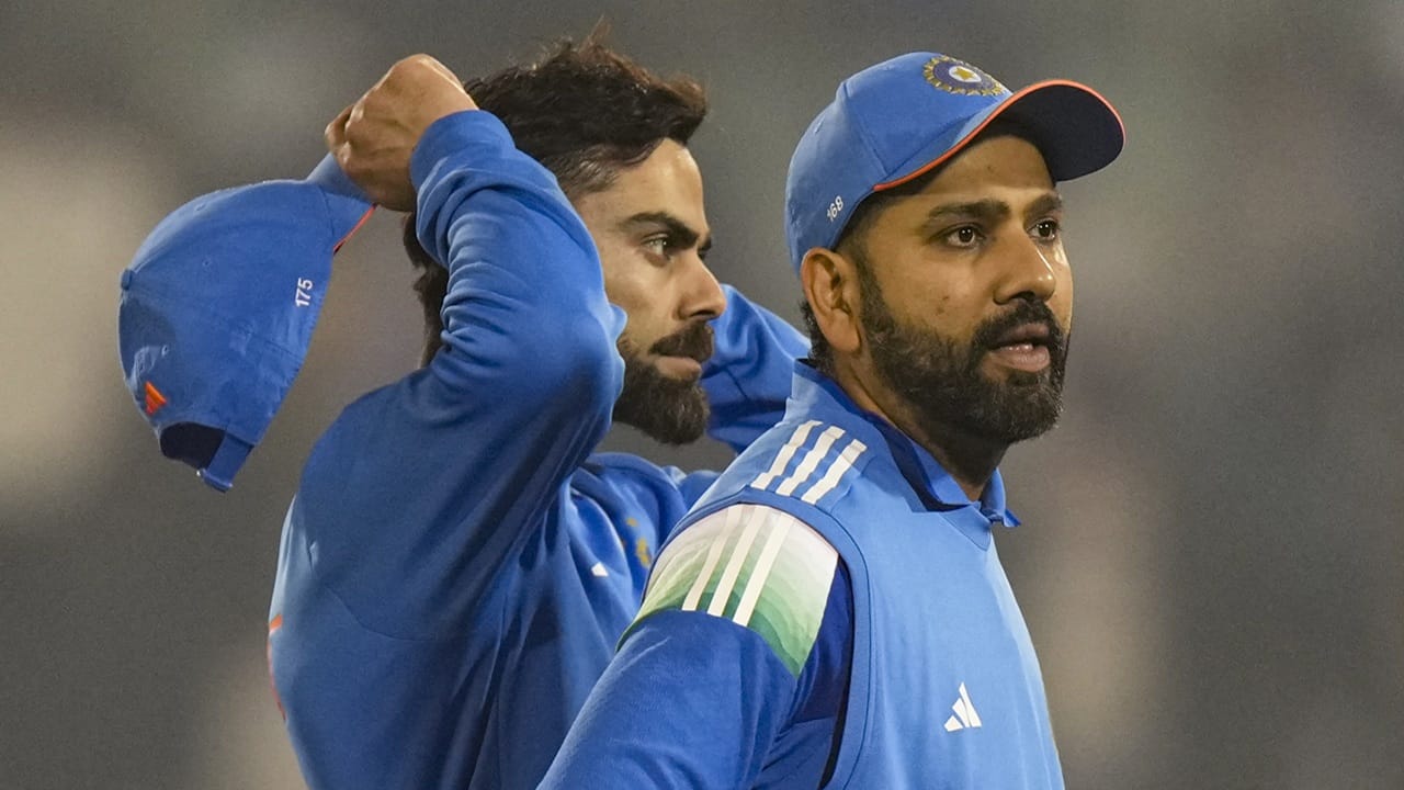 അവര് ഫോമിലെത്തുമ്പോള് നിങ്ങള്ക്ക് ആ വ്യത്യാസം മനസിലാകും. രോഹിതിന്റെയും കോഹ്ലിയുടെയും സാന്നിധ്യം ഡ്രസിങ് റൂം അന്തരീക്ഷത്തിലും മാറ്റമുണ്ടാക്കും. അതുകൊണ്ട് തന്നെ ഇരുവരെയും മാറ്റിനിര്ത്തരുതെന്നാണ് ബംഗാറിന്റെ ആവശ്യം (Image Credits: PTI)