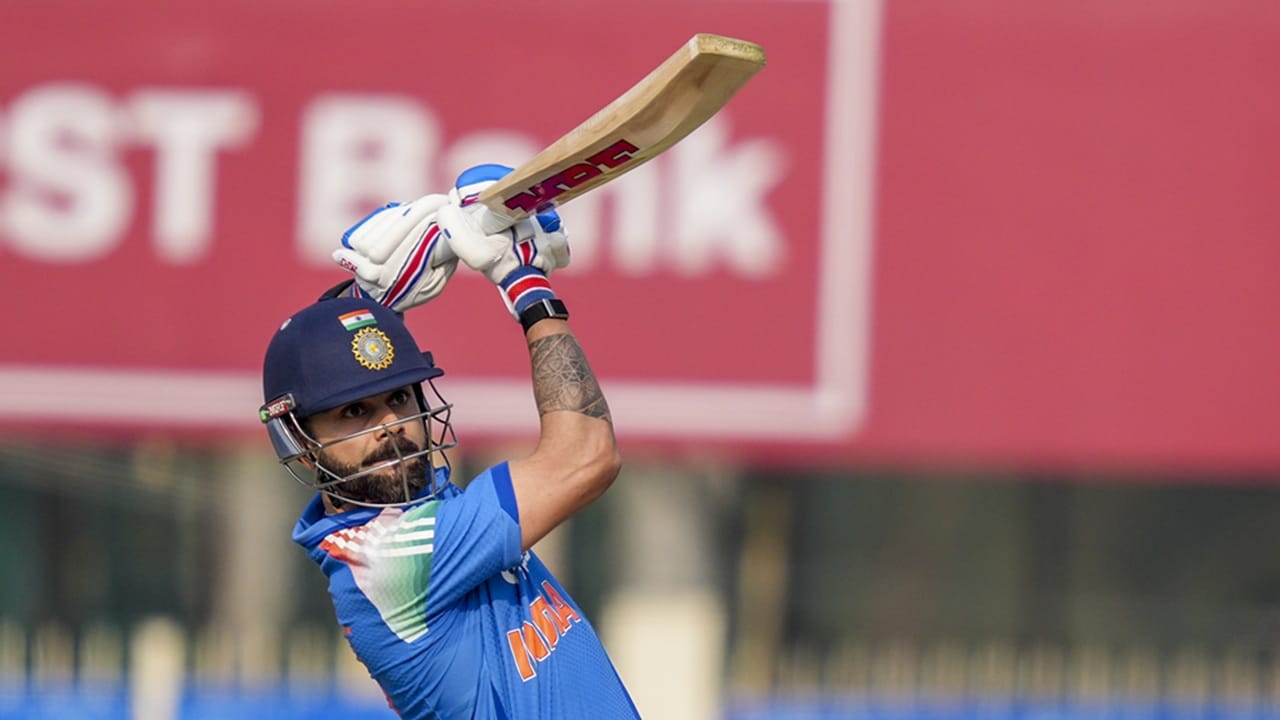 ഒരിടവേളയ്ക്ക് ശേഷം ഏകദിനത്തില്‍ വീണ്ടും ഫോമിലെത്തിയിരിക്കുകയാണ് വിരാട് കോഹ്ലി. റാഞ്ചി ഏകദിനത്തില്‍ നേടിയ സെഞ്ചുറിയിലൂടെ 'ഒന്നും അവസാനിച്ചിട്ടില്ല' എന്ന് കോഹ്ലി തെളിയിച്ചിരിക്കുകയാണ്. ടെസ്റ്റ്, ടി20 ഫോര്‍മാറ്റുകളില്‍ നിന്നു ഇതിനകം വിരമിച്ച കോഹ്ലി ഇപ്പോള്‍ ഏകദിനത്തില്‍ മാത്രമാണ് കളിക്കുന്നത് (Image Credits: PTI)