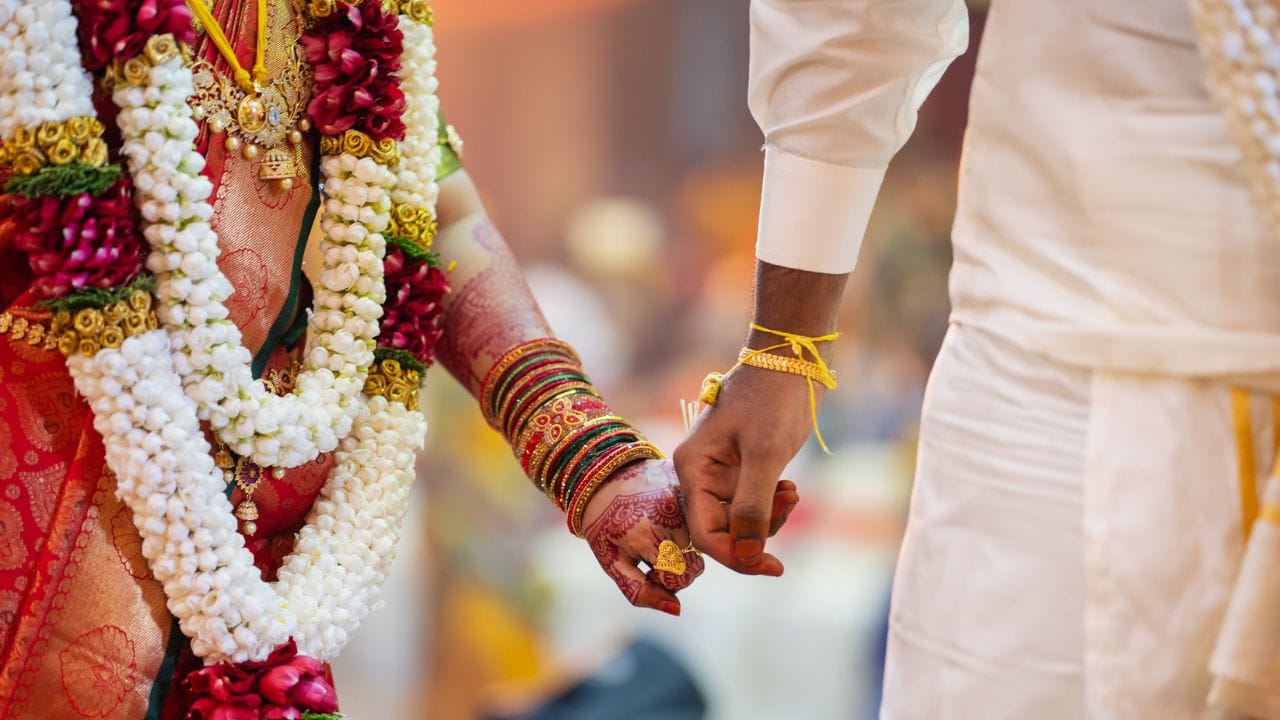 25 വയസില്‍ വിവാഹത്തിനായി പണം നിക്ഷേപിച്ച് തുടങ്ങാം. മ്യൂച്വല്‍ ഫണ്ടുകളാണ് നിക്ഷേപം നടത്താന്‍ നിങ്ങള്‍ തിരഞ്ഞെടുക്കുന്നതെങ്കില്‍ 
30 വയസ് ആകുമ്പോഴേക്ക് എത്ര രൂപ സമാഹരിക്കാനാകുമെന്ന് നോക്കാം. ആറ് വര്‍ഷമാണ് നിക്ഷേപ കാലയളവ്, 10 ശതമാനമാണ് പ്രതീക്ഷിക്കുന്ന വരുമാനം.