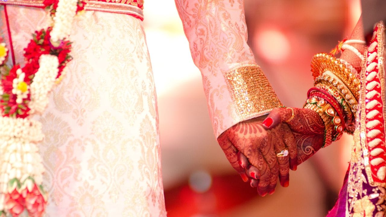 വിവാഹം എന്നത് ഇന്ത്യക്കാരെ സംബന്ധിച്ച് ഒരു ഉത്സവമാണ്. രാജ്യത്തെ വിവിധ ഭാഗങ്ങളില് ദിവസങ്ങളോളം നീണ്ടുനില്ക്കുന്ന ആഘോഷമാണ് വിവാഹവുമായി ബന്ധപ്പെട്ട് നടക്കാറുള്ളത്. എന്നാല് ദിവസങ്ങള് നീണ്ടുനില്ക്കുന്ന വിവാഹങ്ങളുടെ ചെലവും അത്ര ചെറുതൊന്നുമല്ല. ലക്ഷങ്ങളും കോടികളും ചെലവിട്ടാണ് പല വിവാഹങ്ങളും ഇന്ന് രാജ്യത്ത് നടക്കുന്നത്. (Image Credits: Getty Images)