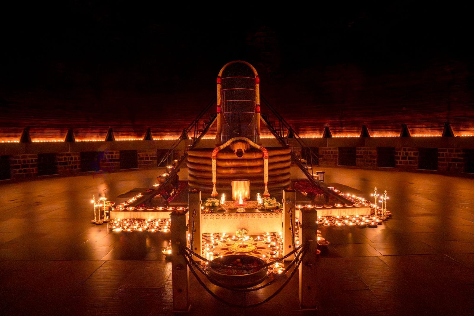 112 അടി നീളമുള്ള ആദിയോഗി ഭഗവാൻ ശിവൻ്റെ പ്രതിമ കാർത്തിക ദീപനാളങ്ങൾ കൊണ്ട് തിളങ്ങി. 