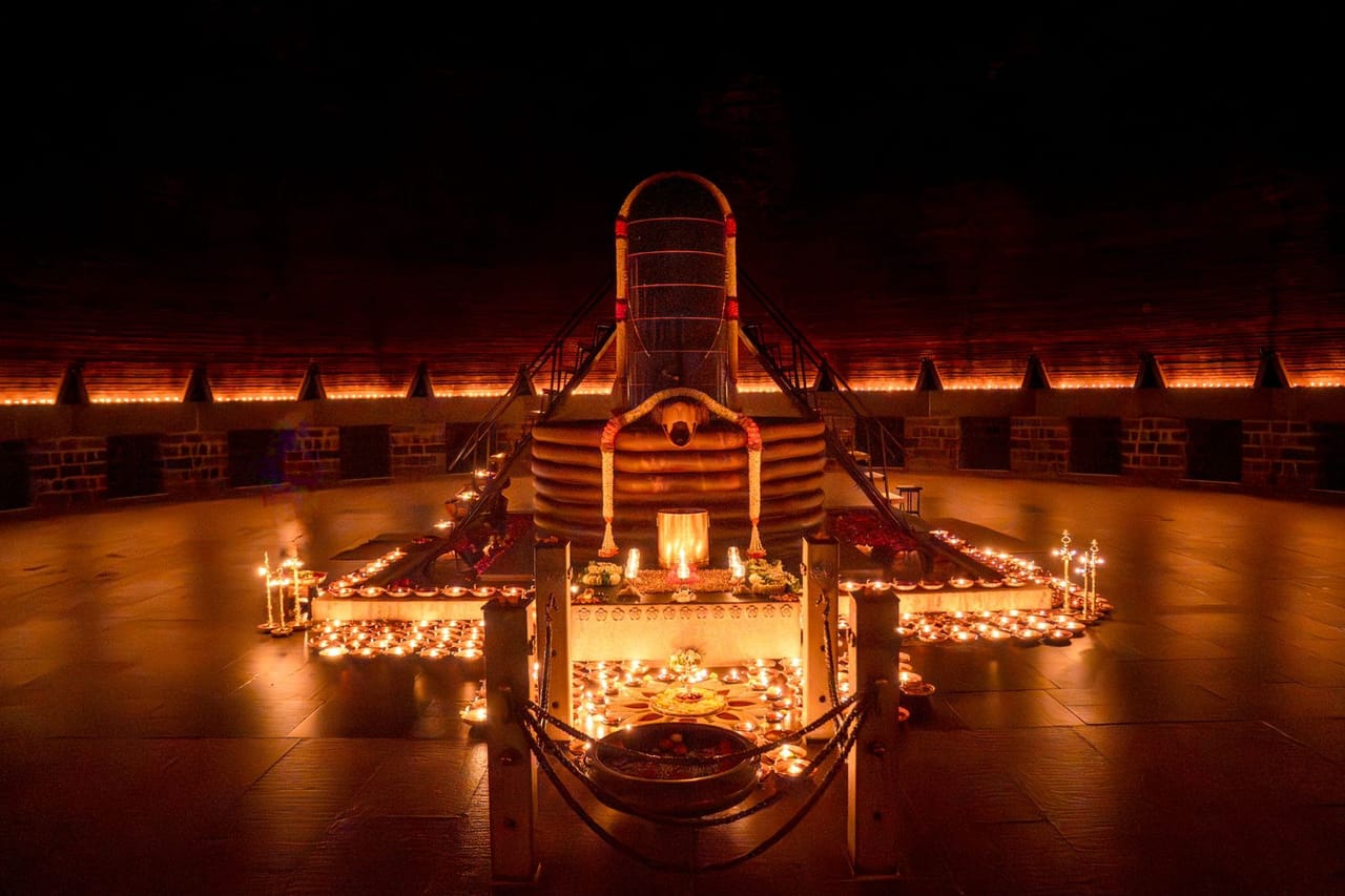 112 അടി നീളമുള്ള ആദിയോഗി ഭഗവാൻ ശിവൻ്റെ പ്രതിമ കാർത്തിക ദീപനാളങ്ങൾ കൊണ്ട് തിളങ്ങി.