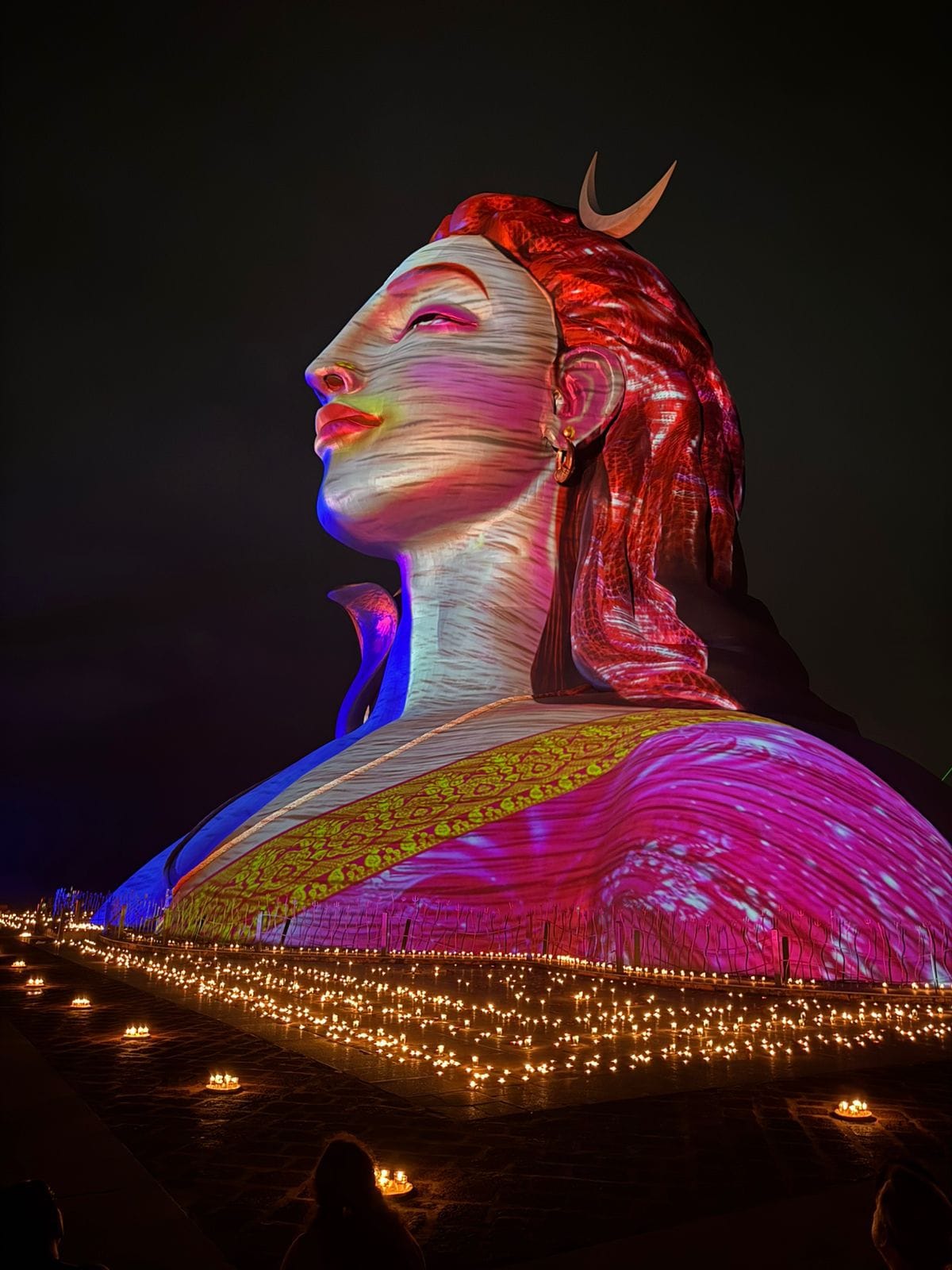 എല്ലാവർഷവും കോയമ്പത്തൂരിലെ ഇഷ യോഗ കേന്ദ്രത്തിൽ തൃക്കാർത്തിക നാളിൽ കാർത്തിക ദീപങ്ങൾ തെളിയിക്കാറുണ്ട്.