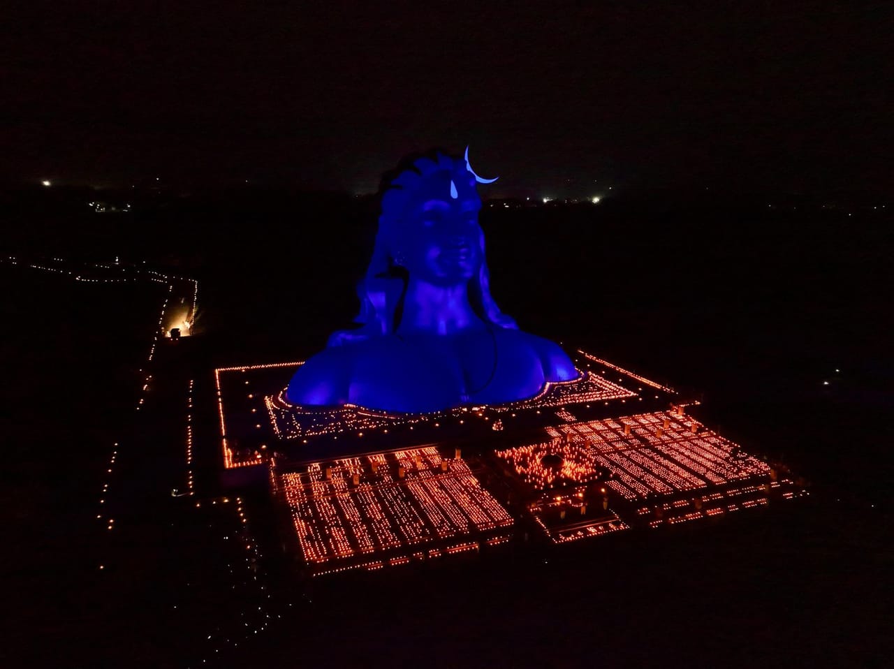 ഒപ്പം ഇഷ യോഗ സെൻ്ററിൻ്റെ മറ്റ് പ്രധാന ആകർഷണങ്ങളായ ധ്യാനലിംഗം, സൂര്യ കുണ്ഡ മണ്ഡപം എന്നിവിടങ്ങളിലും കാർത്തിക ദീപങ്ങൾ തെളിയിച്ചു