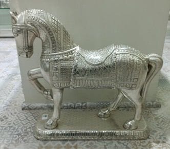 മഹാരാഷ്ട്രയിൽ നിന്നും നിർമിച്ച വെള്ളിക്കുതിര. ഇരു രാജ്യാങ്ങളുടെ ബന്ധം ഏറ്റവും മുന്നോട്ട് കുതിക്കുന്നതിന് സൂചകമാണ് വെള്ളിക്കുതിര