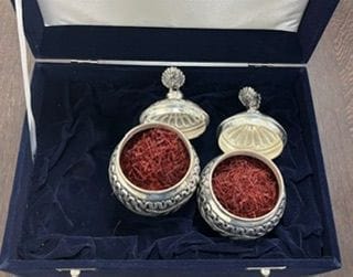 ലോകത്തിലെ ഏറ്റവും പരിശുദ്ധിയും മൂല്യമേറിയതുമായ കുങ്കുമ പൂവാണ് കശ്മീരിലേത്. ചുവന്ന് സ്വർണം എന്ന് വിശേഷിപ്പിക്കുന്ന കുങ്കുമ പൂവും മോദി റഷ്യൻ പ്രസിഡൻ്റിന് സമ്മാനിച്ചു.