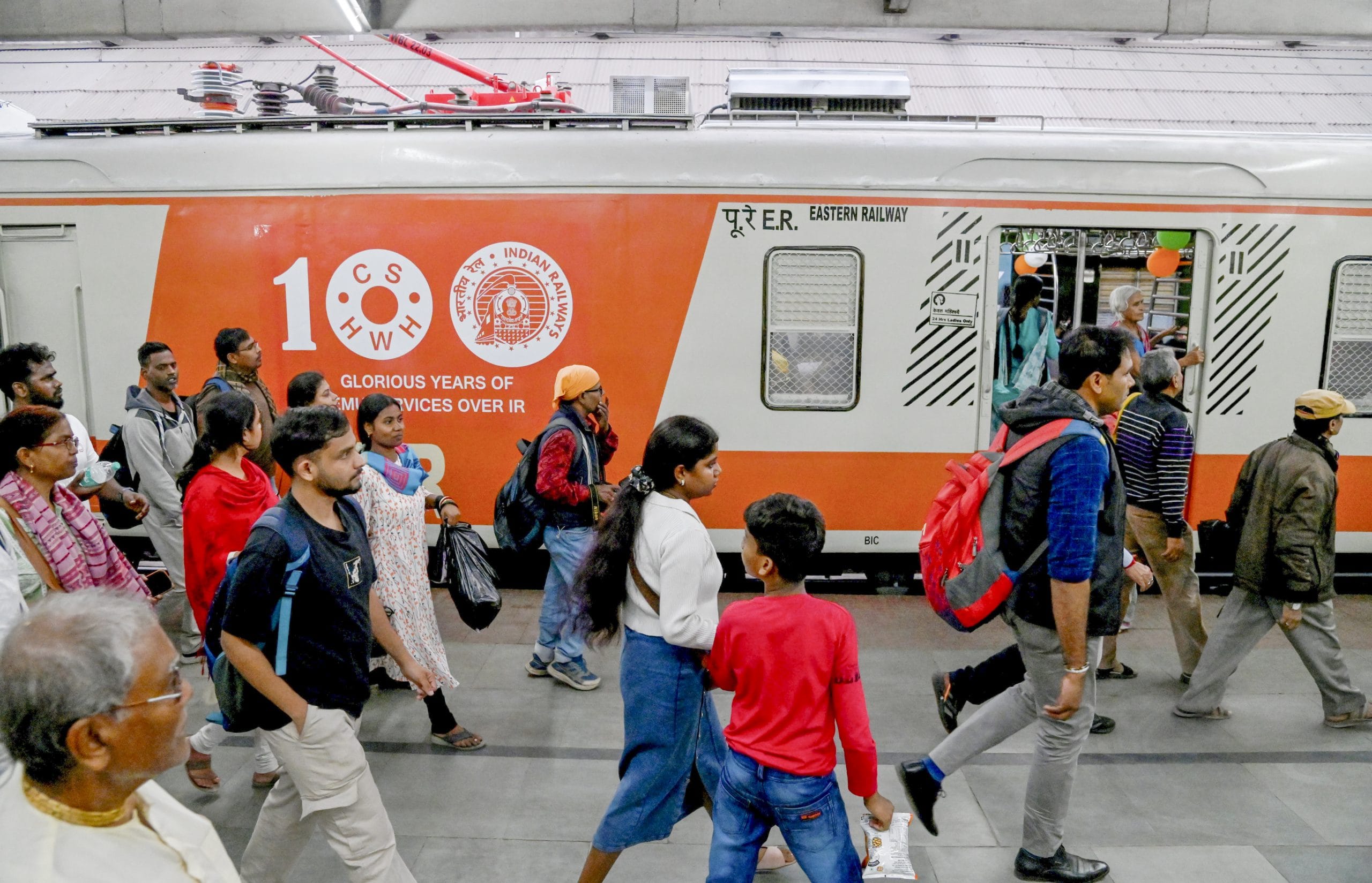 ഡൽഹിയിലേക്ക് സർവ്വീസ് നടത്തുന്ന രാജധാനി എക്സ്പ്രസ്സിലും വൈഫൈ സേവനം ലഭ്യമാണ്. 2013-ൽ ഡൽഹി ഹൗറ റൂട്ടിലാണ് ആദ്യമായി വൈഫെ സർവ്വീസ് ആരംഭിച്ചത്. ഇപ്പോൾ മിക്ക രാജധാനി എക്സ്പ്രസ്സ് ട്രെയിനുകളിലും വൈഫൈയുണ്ട്
