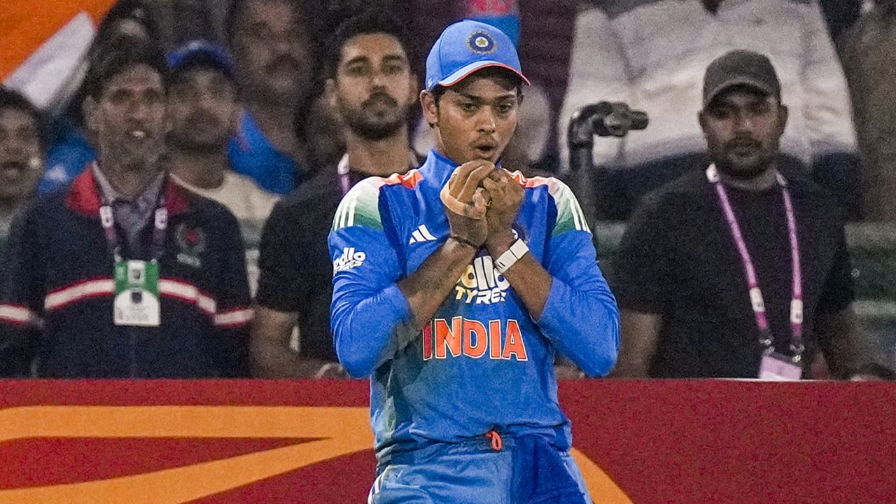 യശ്വസി ജയ്‌സ്വാളാണ് പട്ടികയിലെ രണ്ടാമന്‍. ഓപ്പണറെന്ന നിലയില്‍ വെടിക്കെട്ട് പ്രകടനം പുറത്തെടുക്കാന്‍ കെല്‍പുണ്ടെങ്കിലും, അഭിഷേക് ശര്‍മയുടെയും, ശുഭ്മാന്‍ ഗില്ലിന്റെയും സാന്നിധ്യം ജയ്‌സ്വാളിന്റെ വഴികളടച്ചു. ഇവരില്‍ ആരെങ്കിലും പരിക്കേറ്റ് പുറത്തായാല്‍ സഞ്ജു സാംസണ്‍ പകരക്കാരനാകും. ഇതും ജയ്‌സ്വാളിന് വെല്ലുവിളിയാണ്  (Image Credits: PTI)